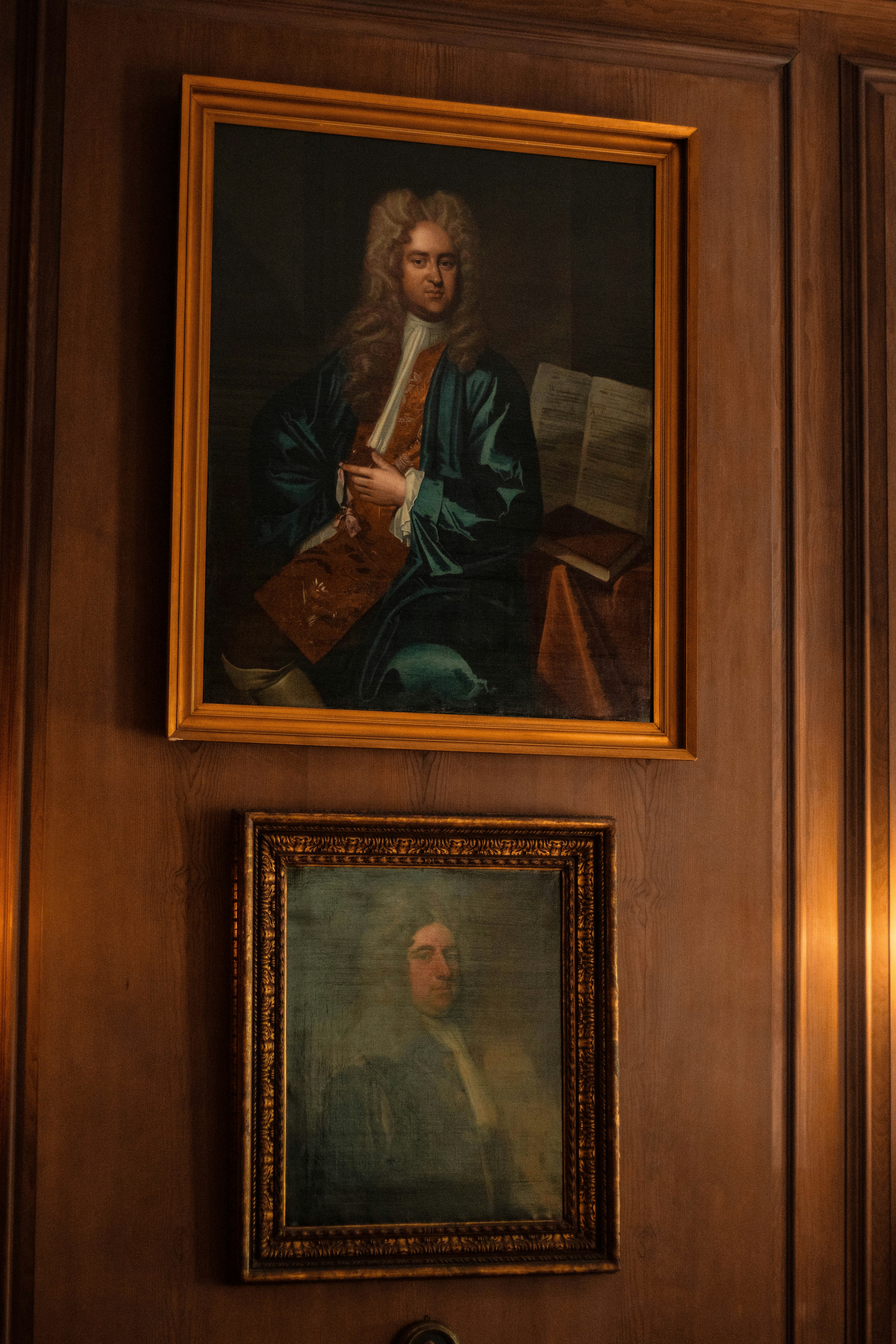 木製の壁には2枚の肖像画が飾られています。