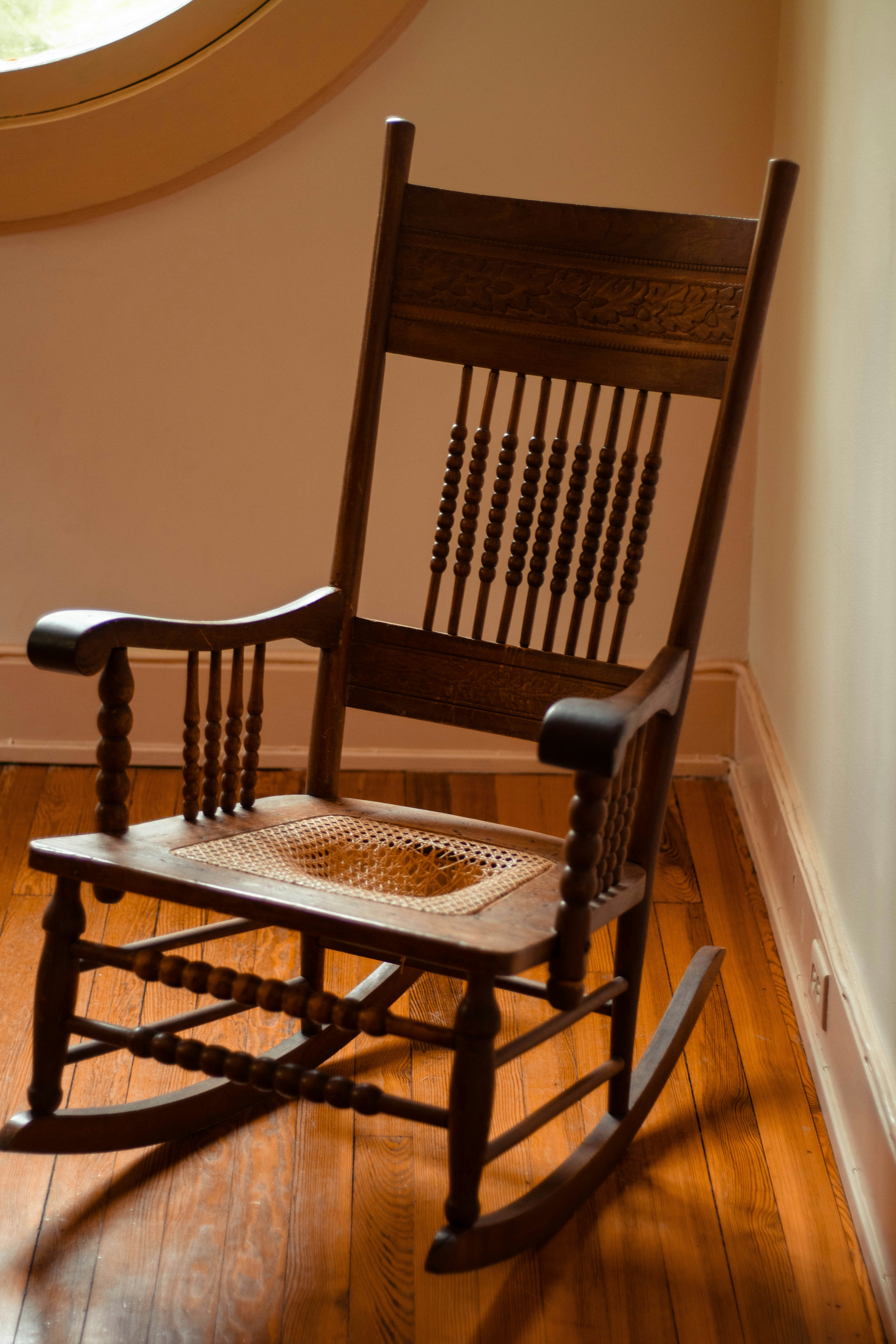 窓際に木製のロッキングチェアが置かれています。