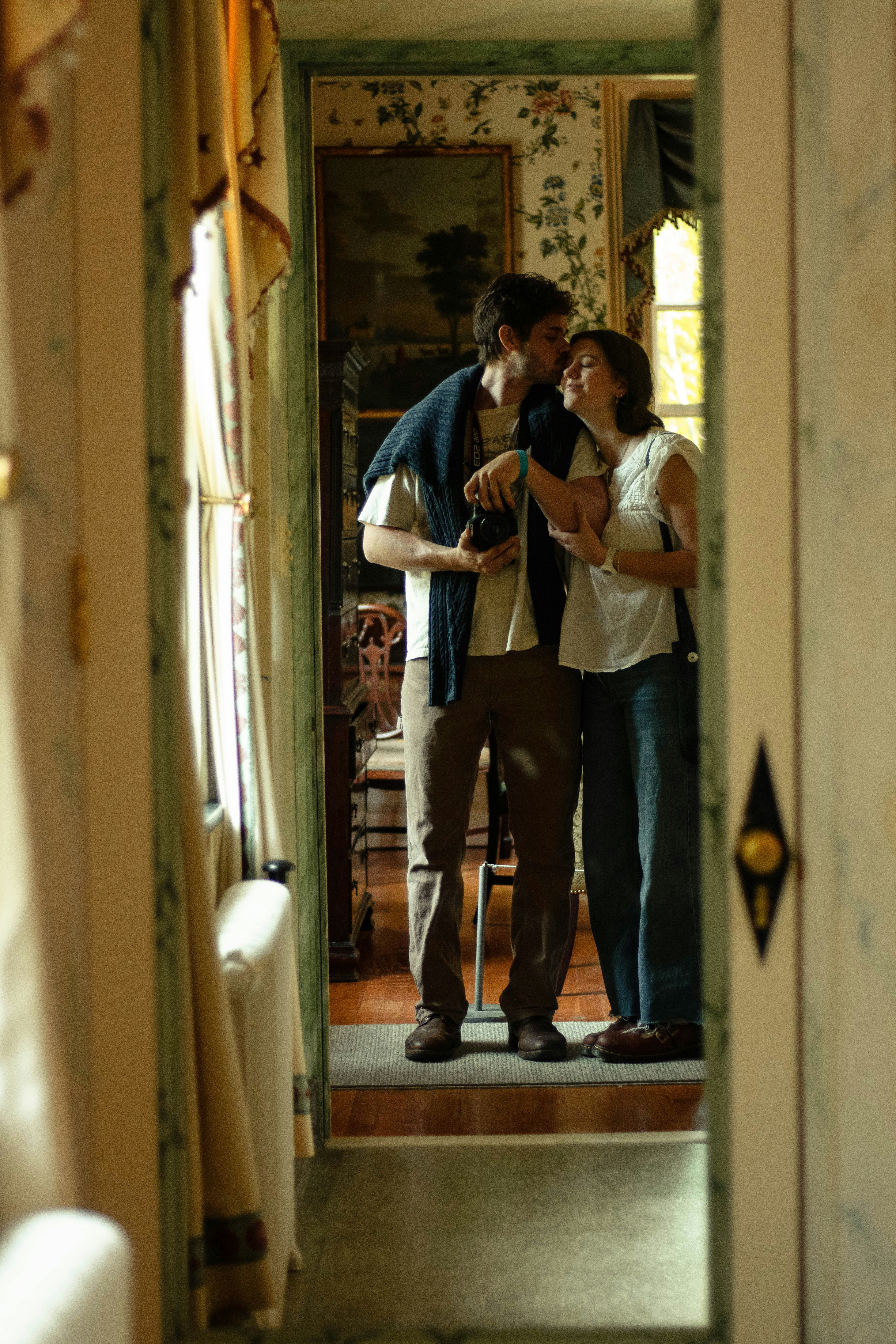 静かなひとときを過ごす夫婦。