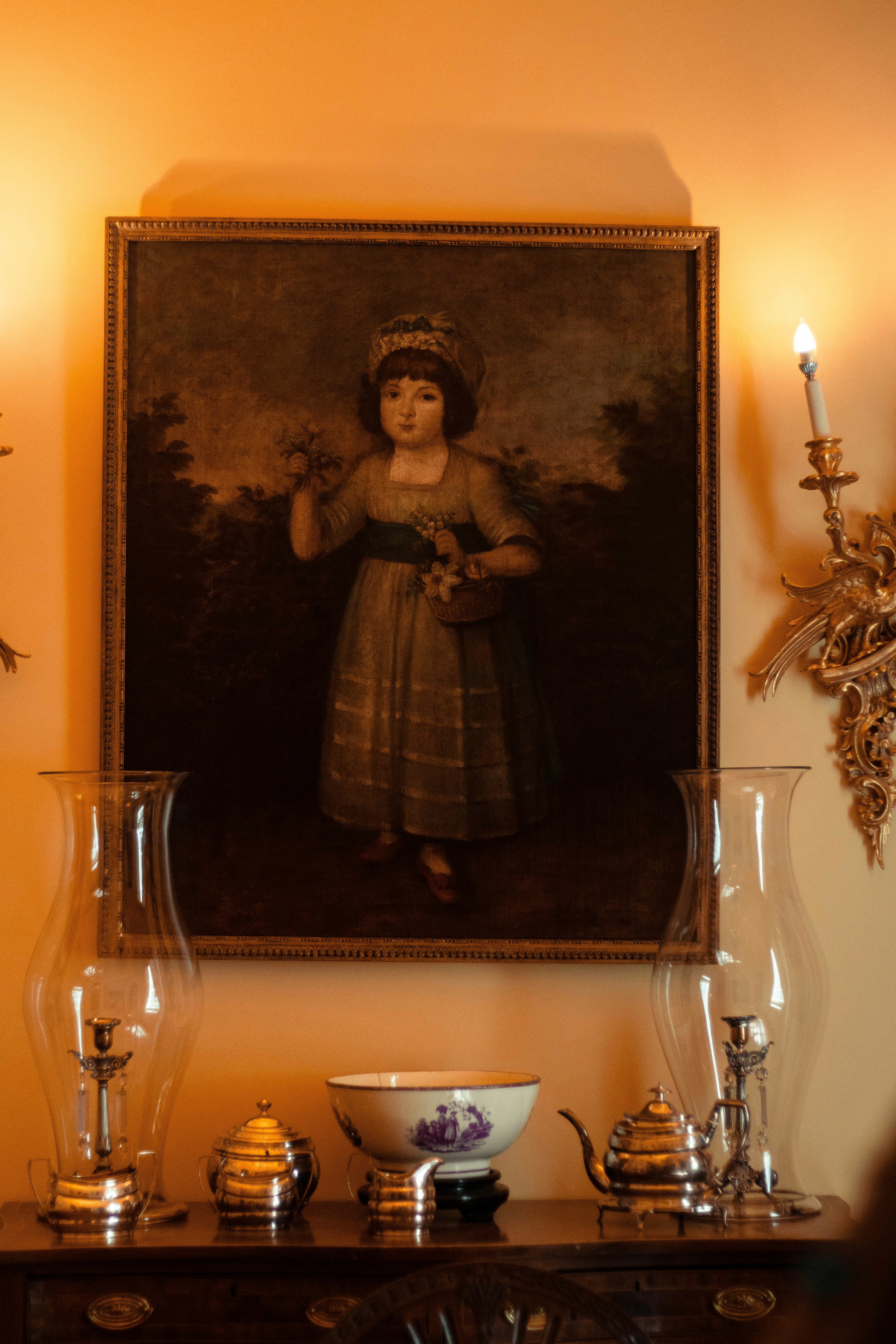 テーブルの上の子供の絵。