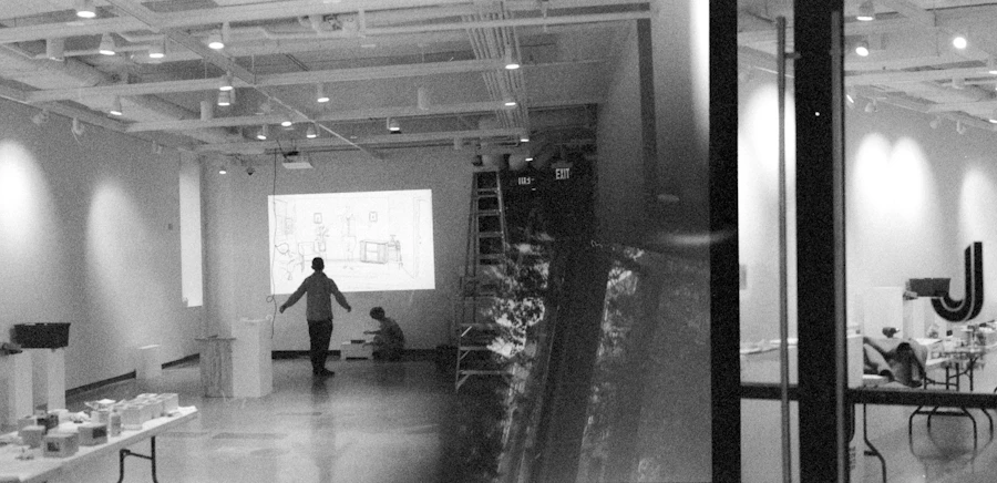 Profesional observando una exposición en una sala blanca