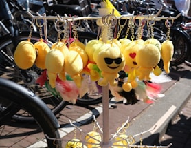 Yellow keychains with various facial expressions are displayed.