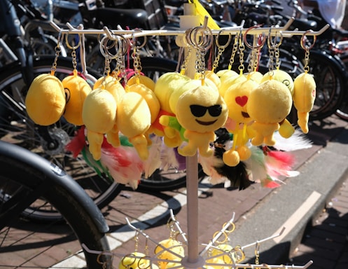 Yellow keychains with various facial expressions are displayed.