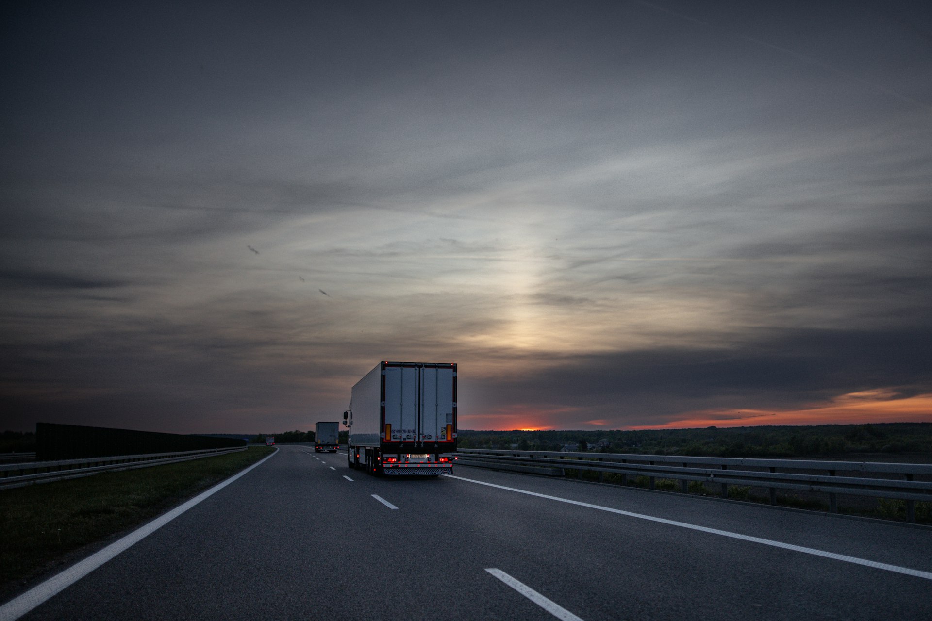 Camions de fret sur autoroute européenne au coucher du soleil
