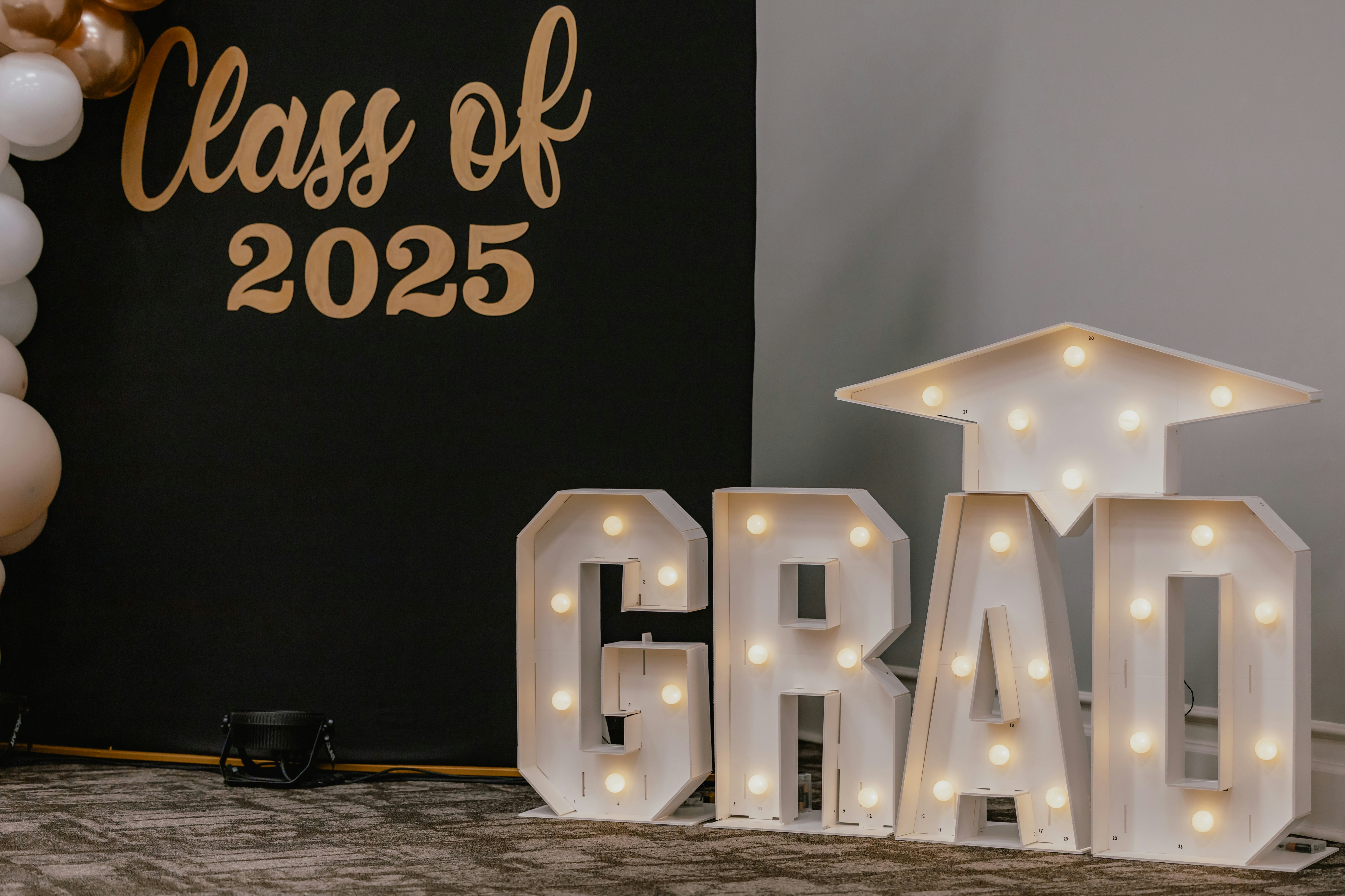 Dekorasi pesta wisuda untuk angkatan 2025.