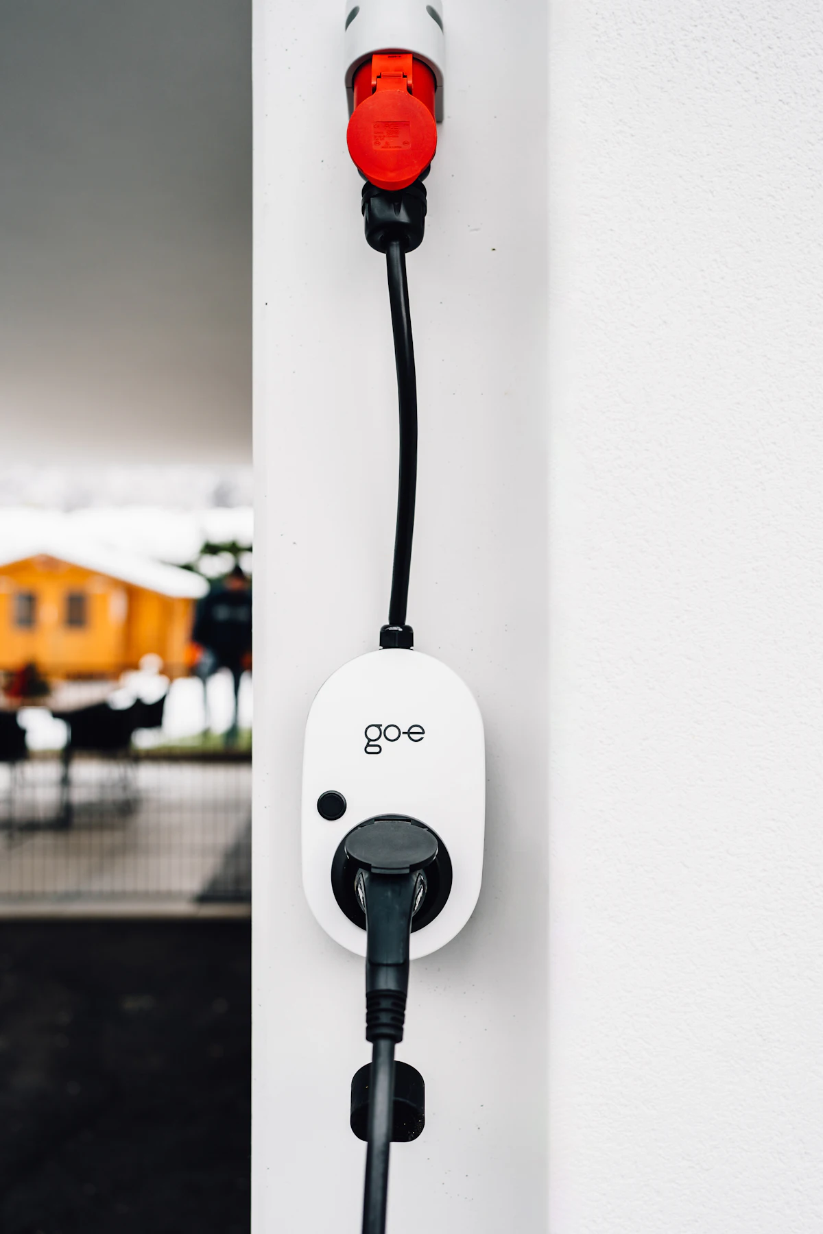 Carregador wallbox para carro elétrico instalado na parede de uma residência