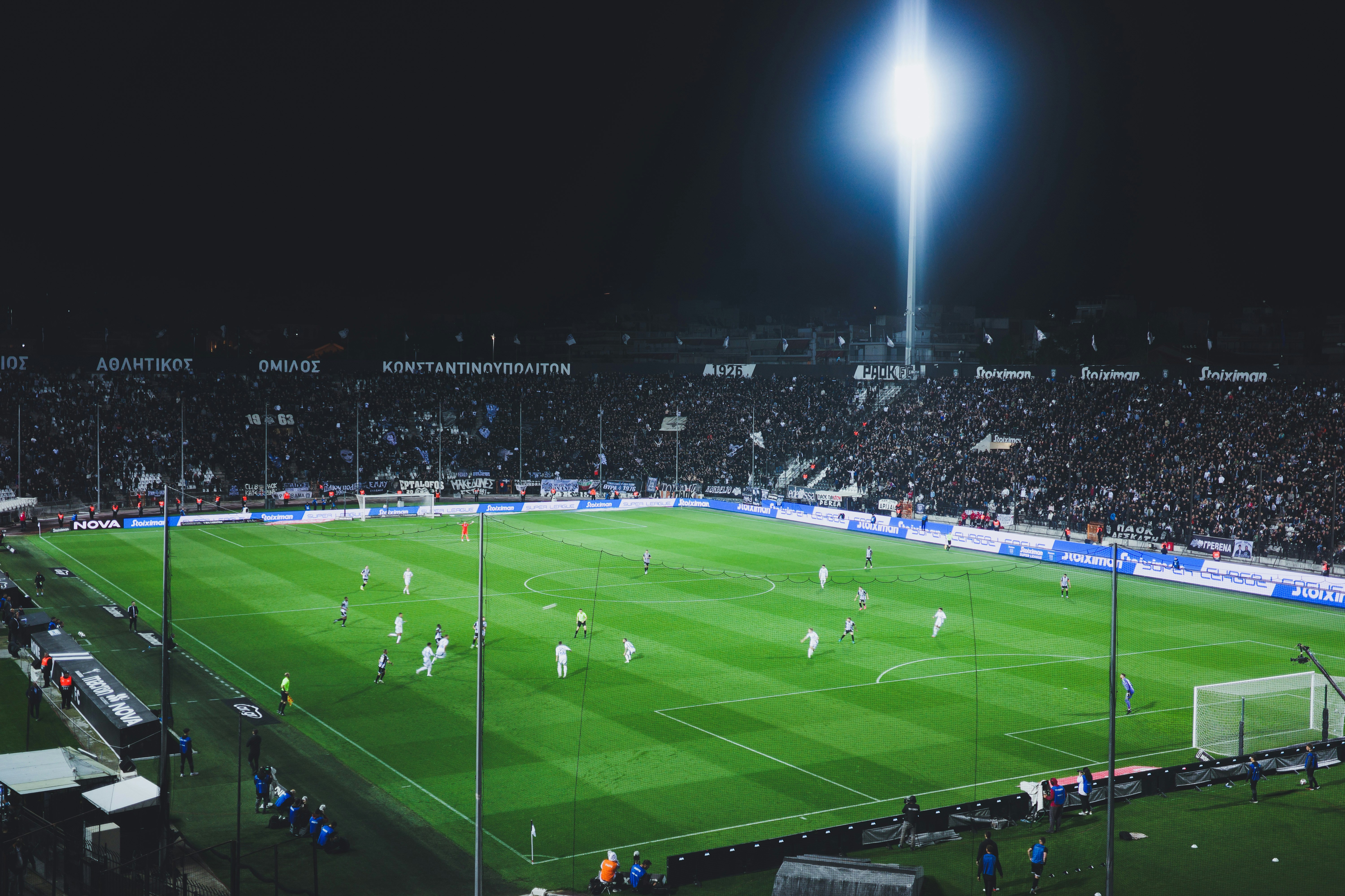 Estadio sudamericano lleno en una noche de final continental