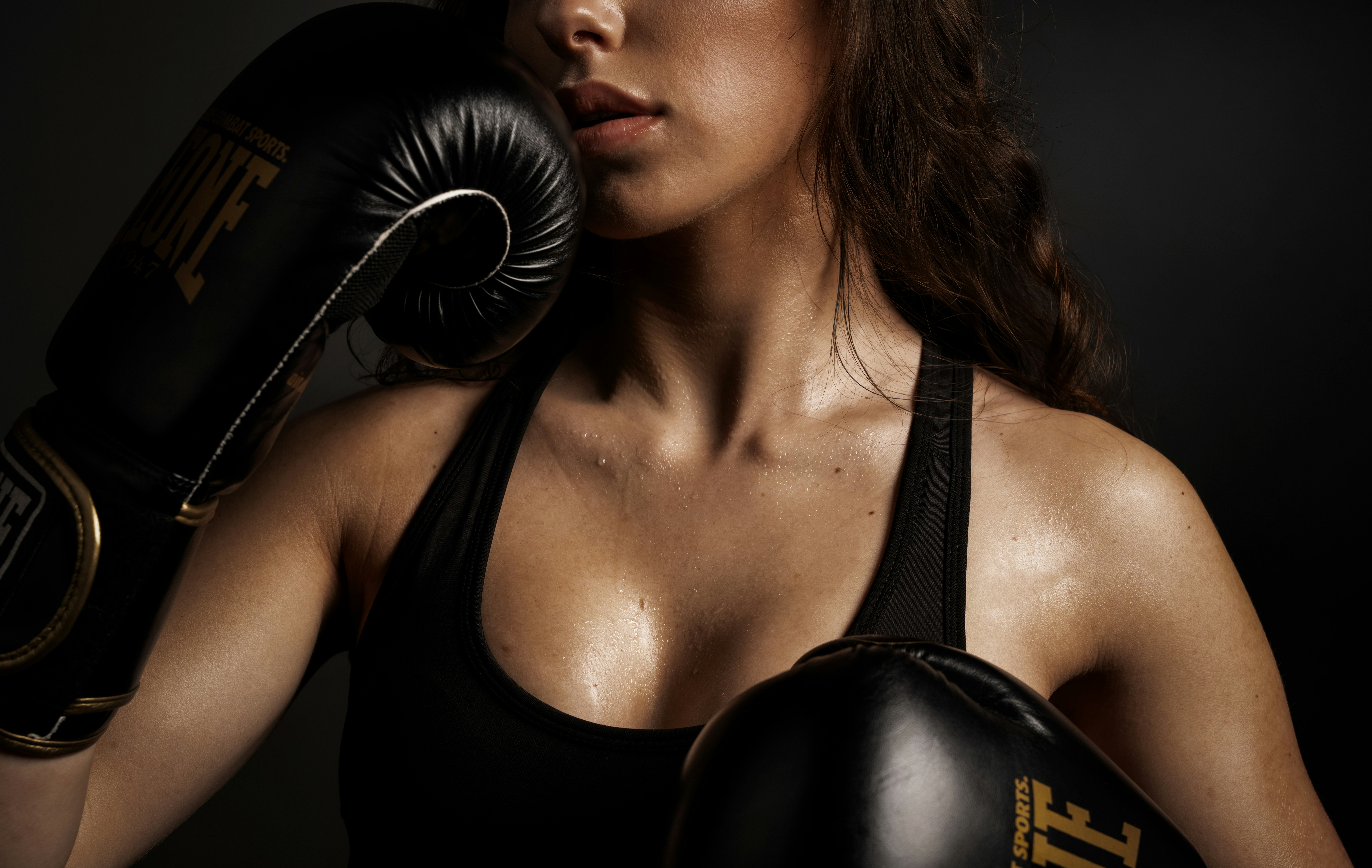 Donna in guantoni da boxe dopo un allenamento.