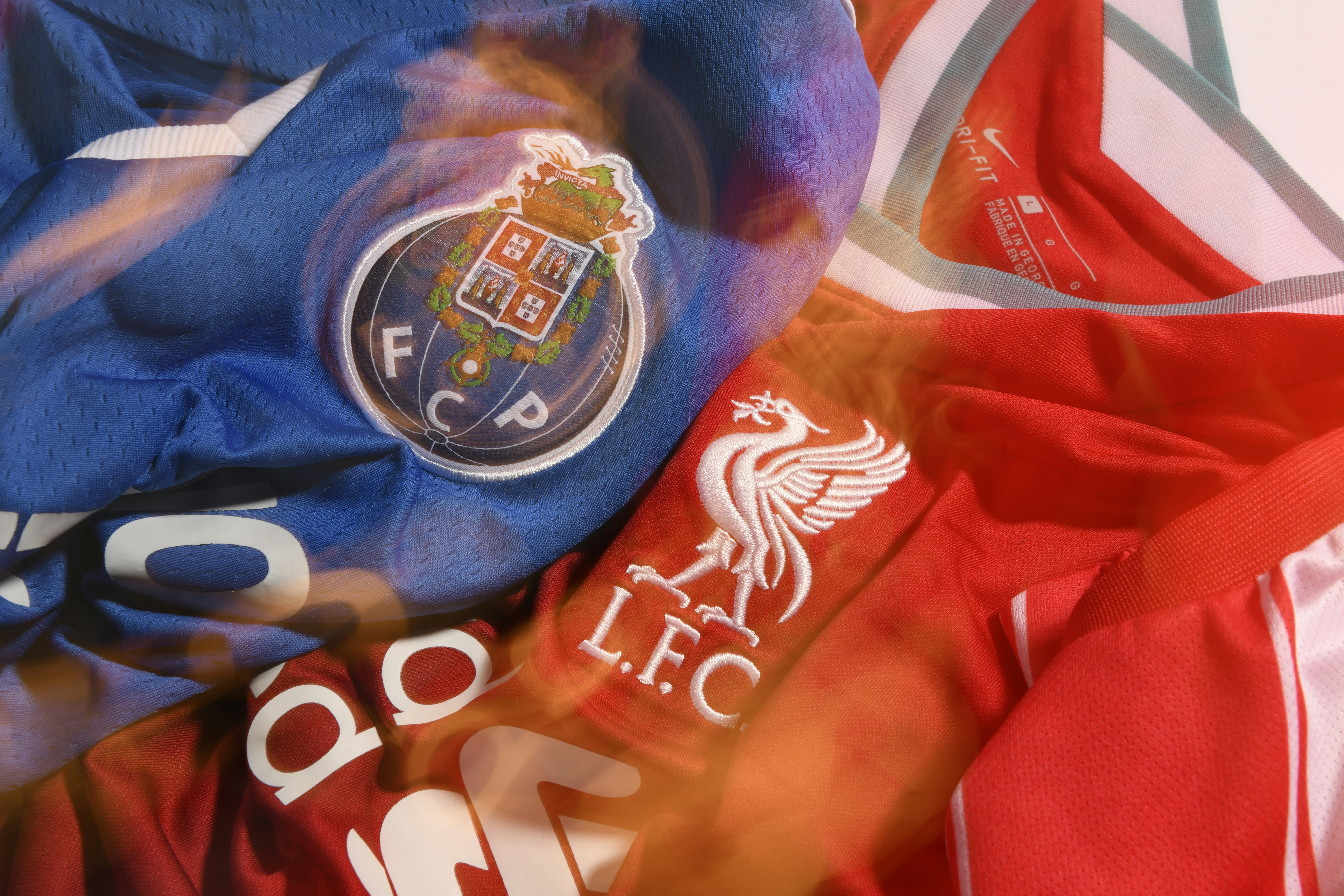 Le maglie da calcio del Porto e del Liverpool sono visibili.