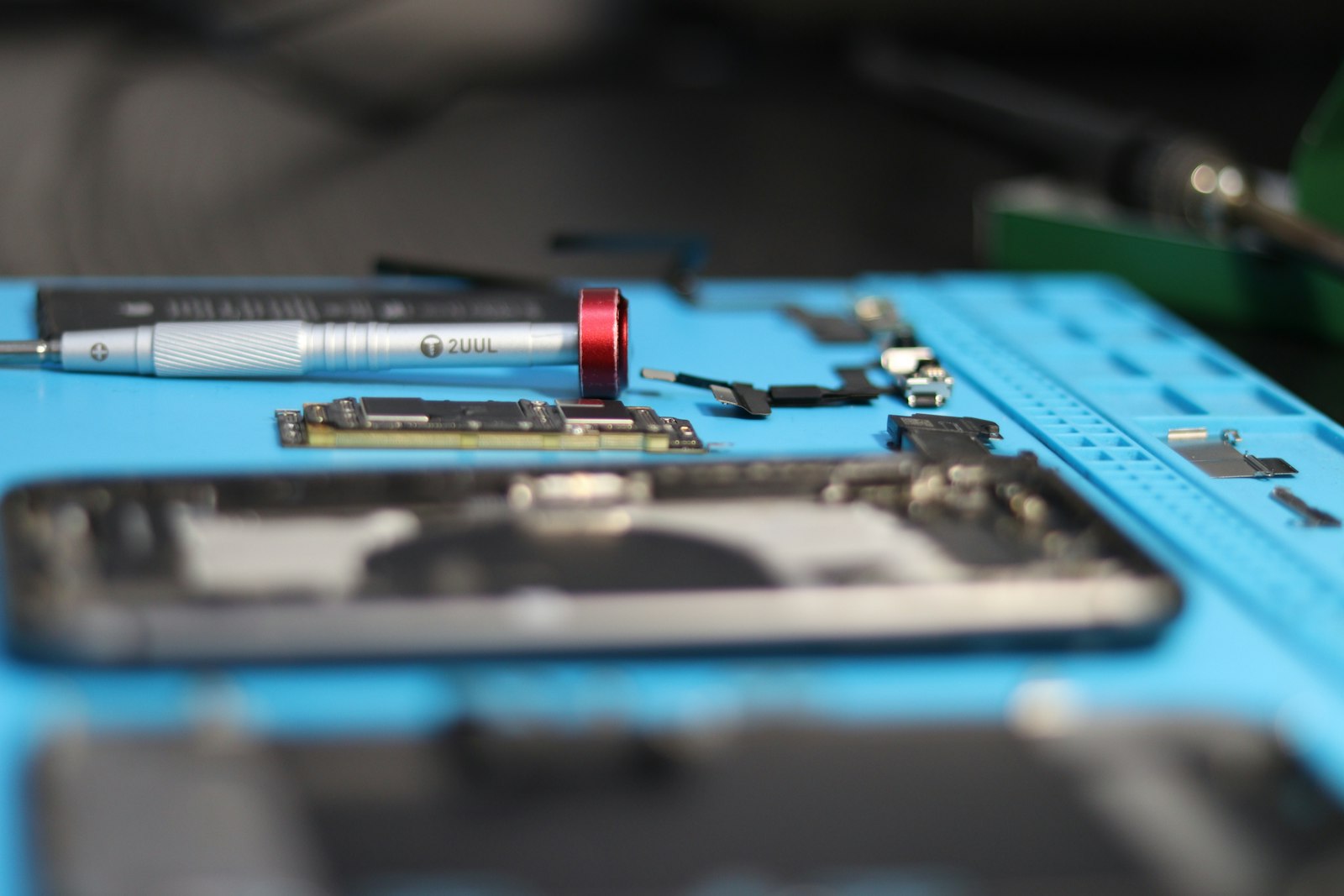 Elektronik-Reparatur auf einer Werkbank – Symbolbild für Diagnose und Instandsetzung