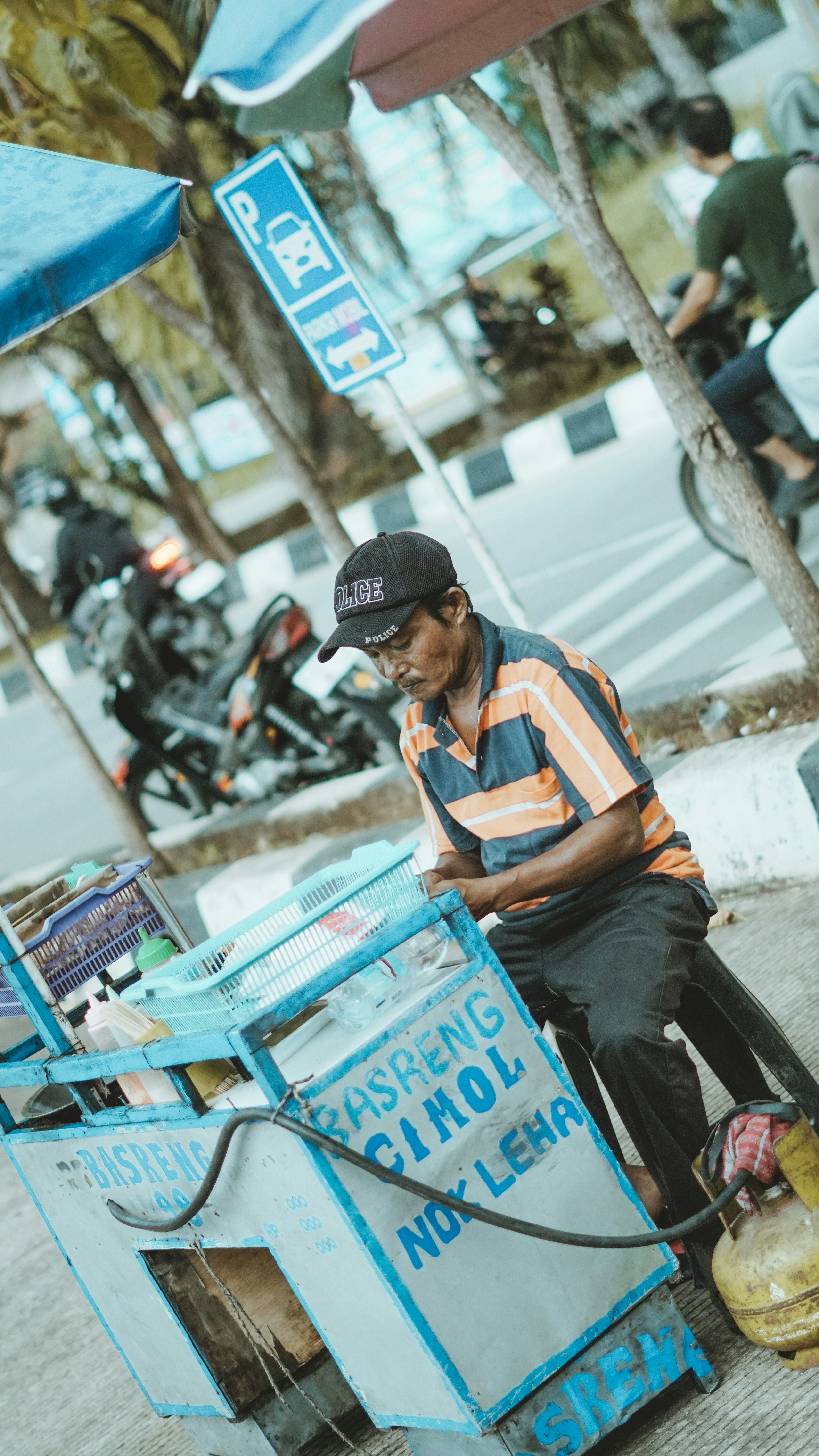 Ein Straßenverkäufer verkauft Lebensmittel am Straßenrand.