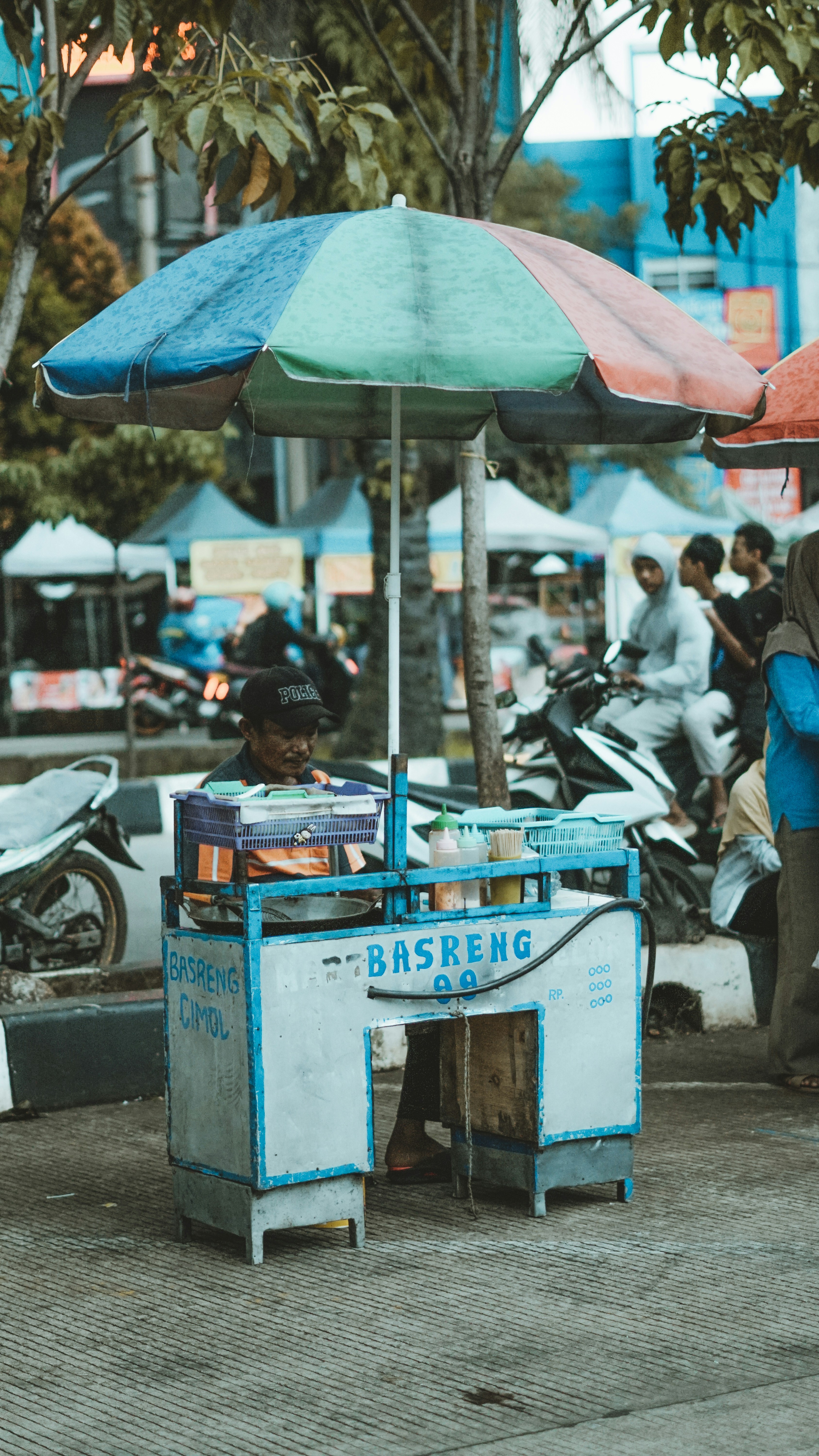 Straßenverkäufer, der unter einem Dach arbeitet.