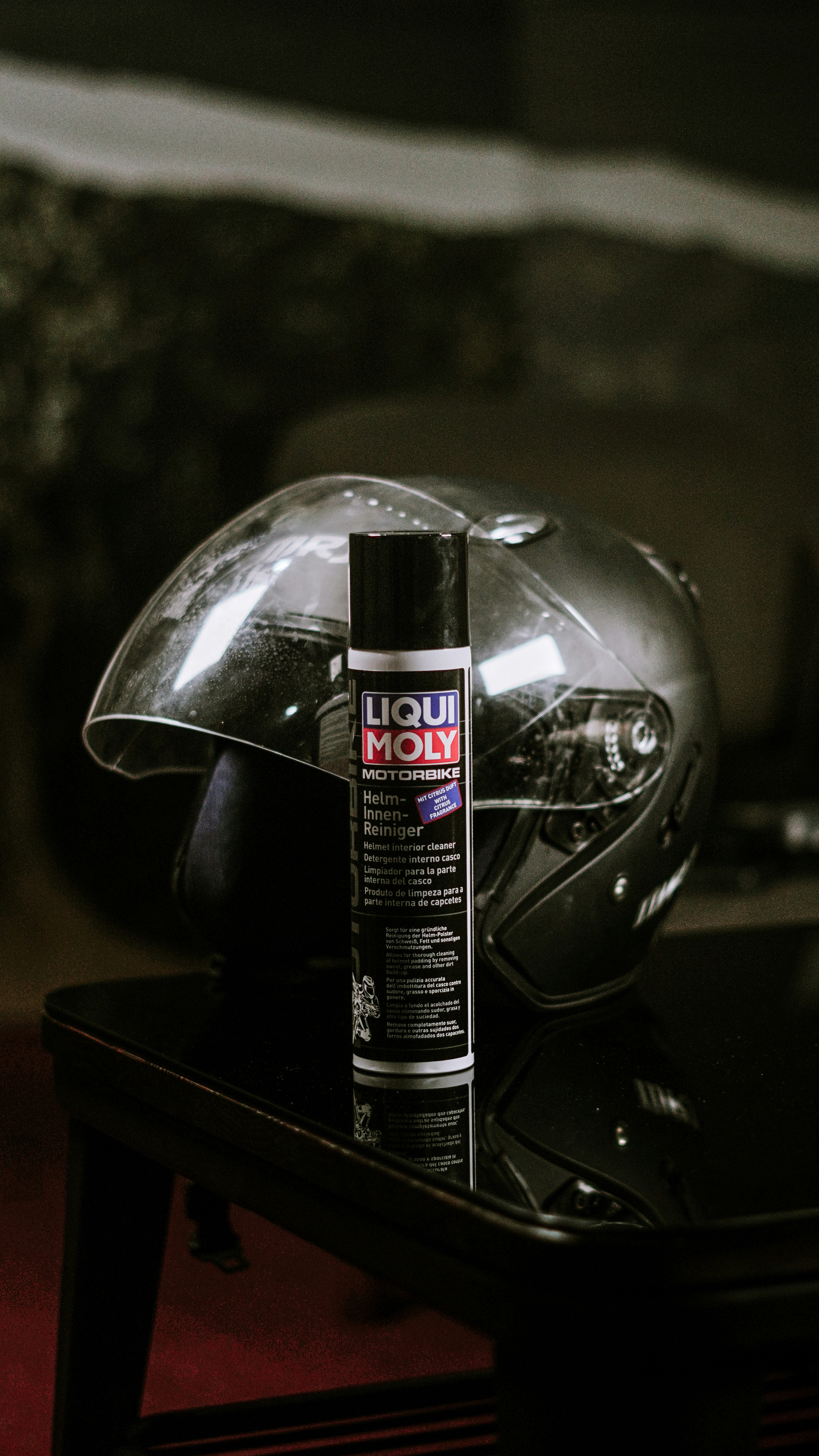 El casco de motocicleta y el producto de limpieza van juntos.