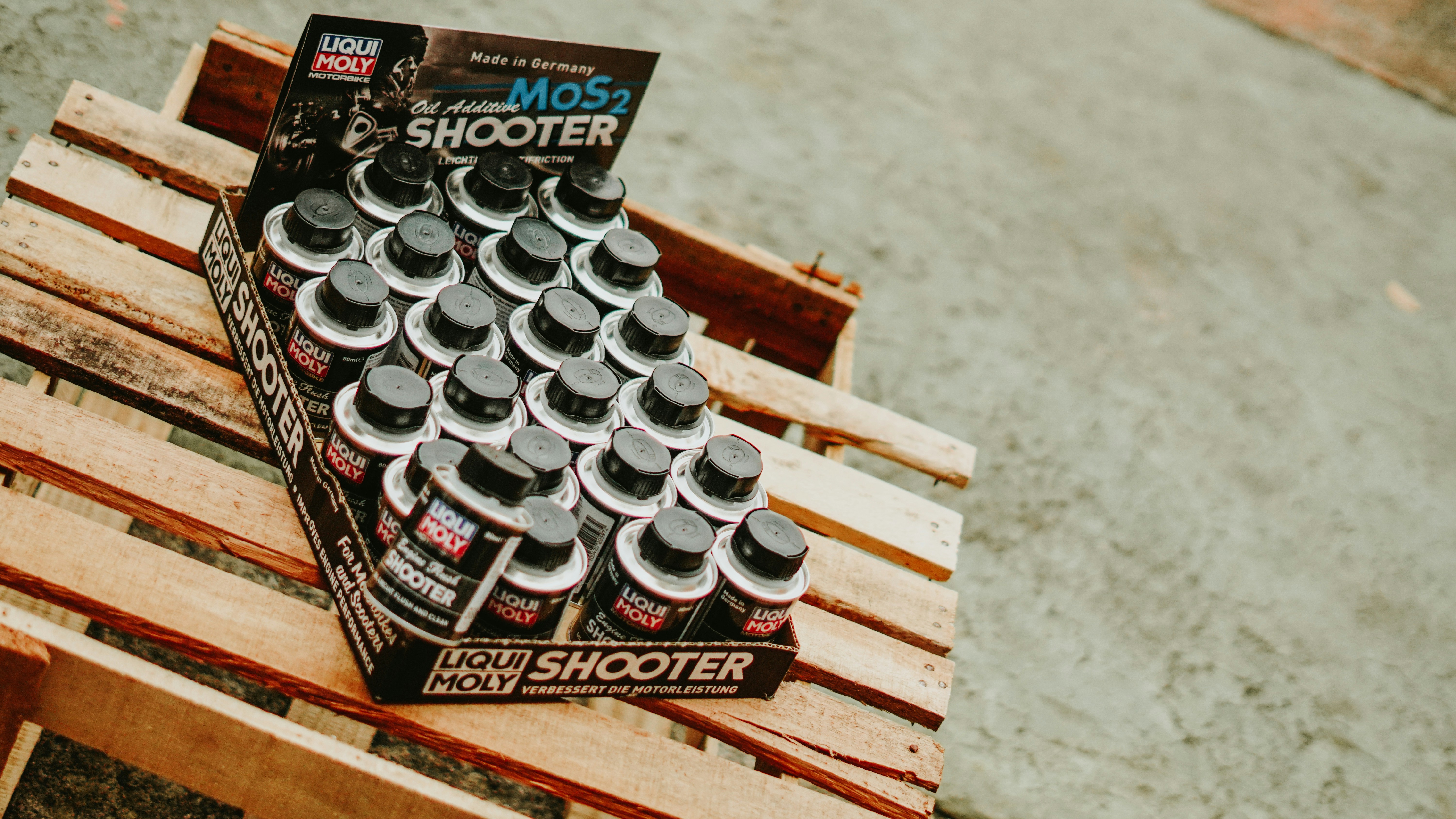 Una exhibición de botellas de licor molibdeno mos2.