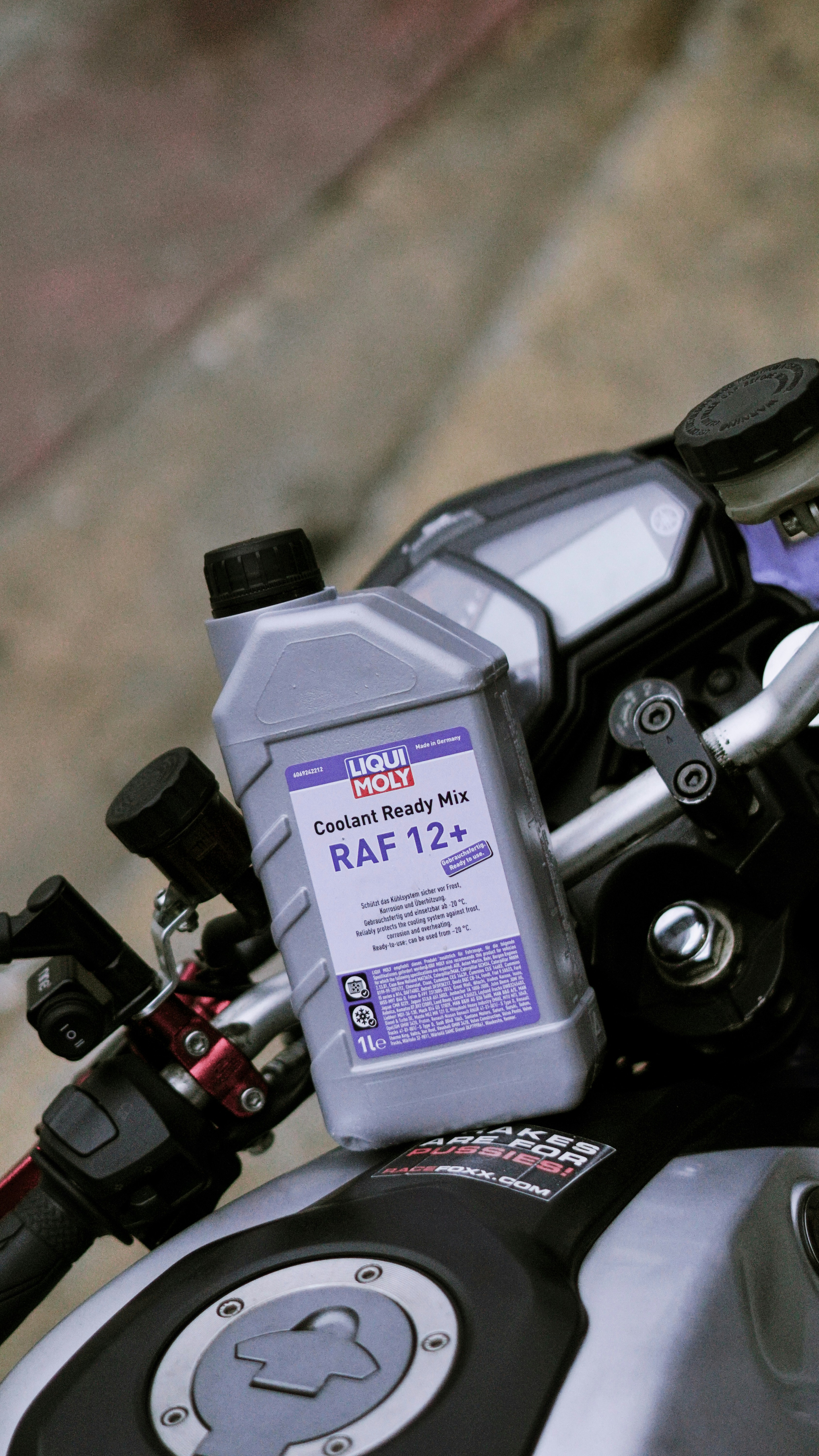 El refrigerante descansa en el tablero de una motocicleta.