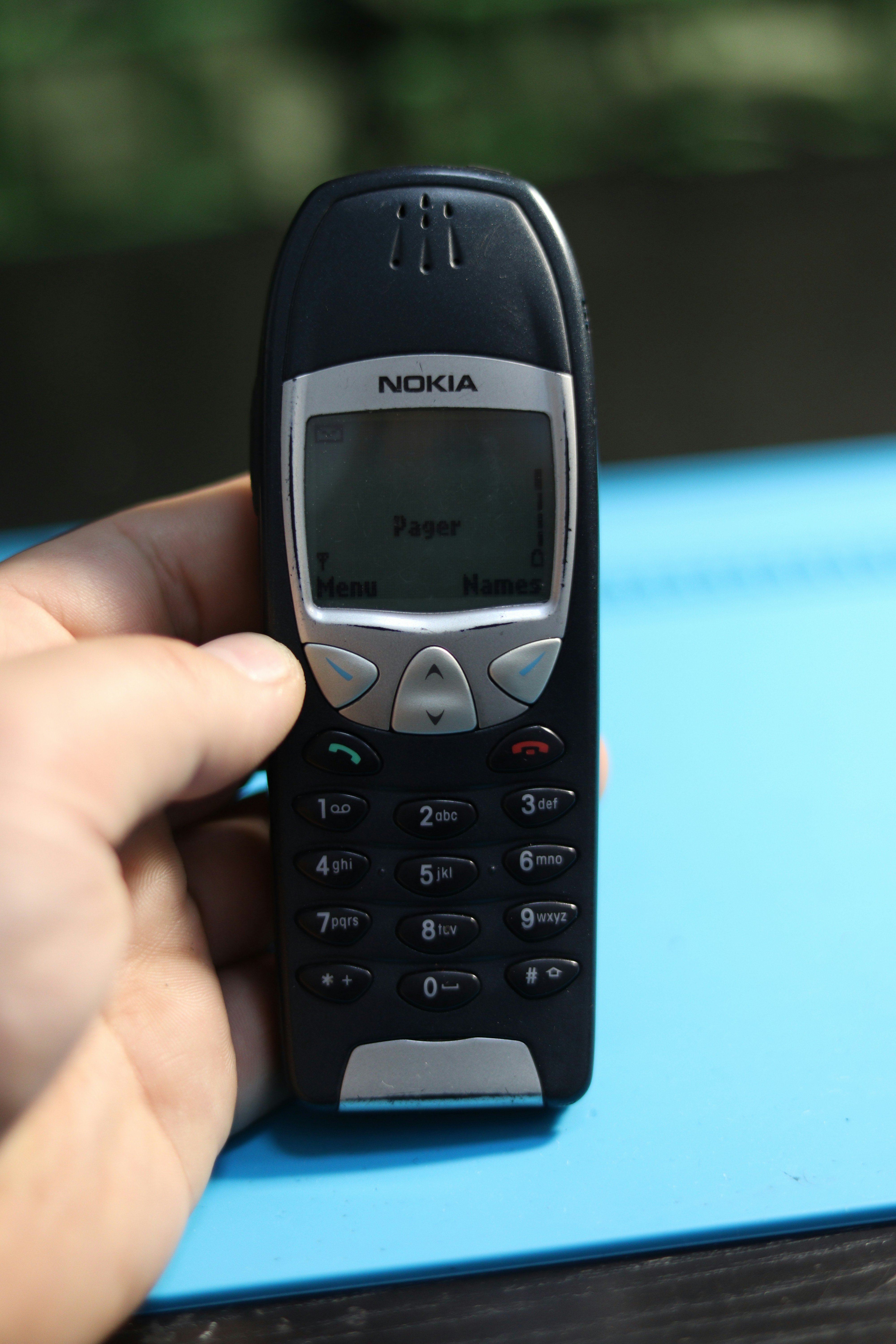 Pessoa usando celular para responder quiz