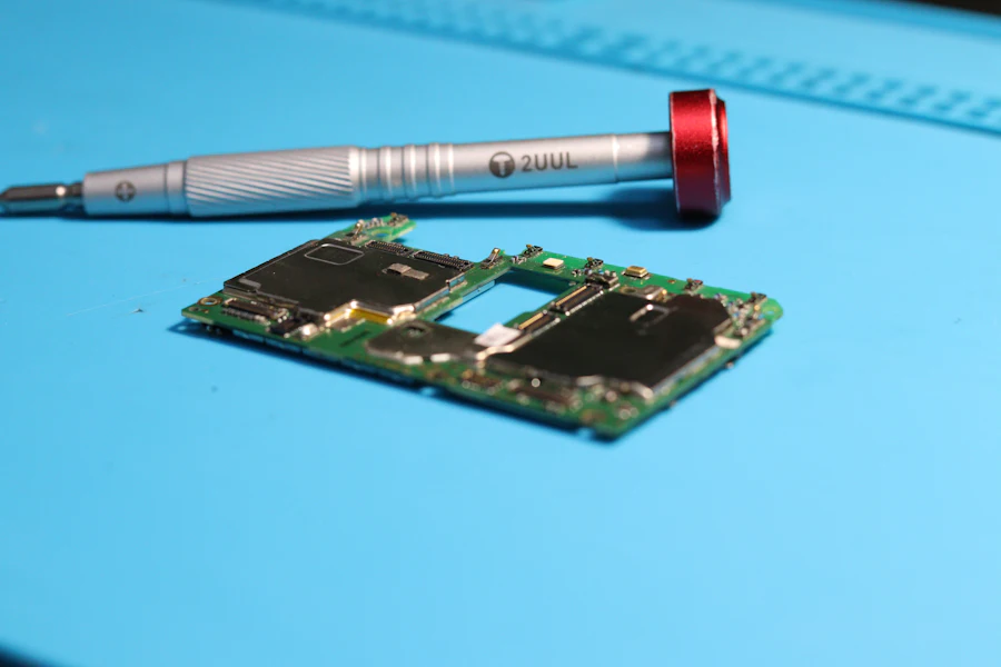 Reparo de placa eletrônica com chave de fenda