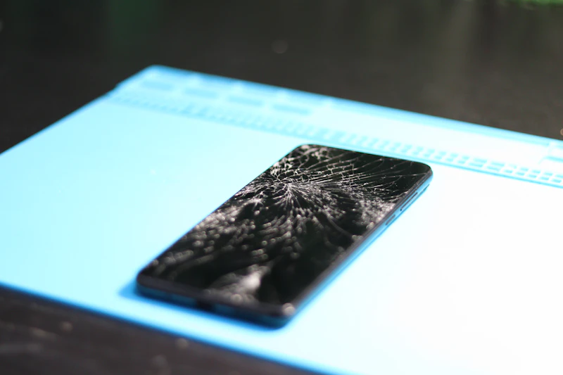 Layar smartphone pecah sebelum diperbaiki