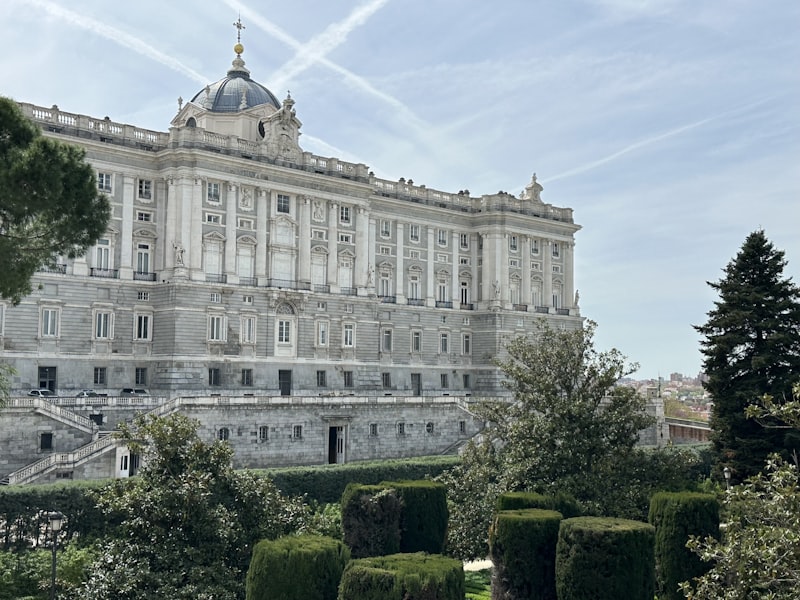 Vista del Palacio Real de Madrid entre jardines