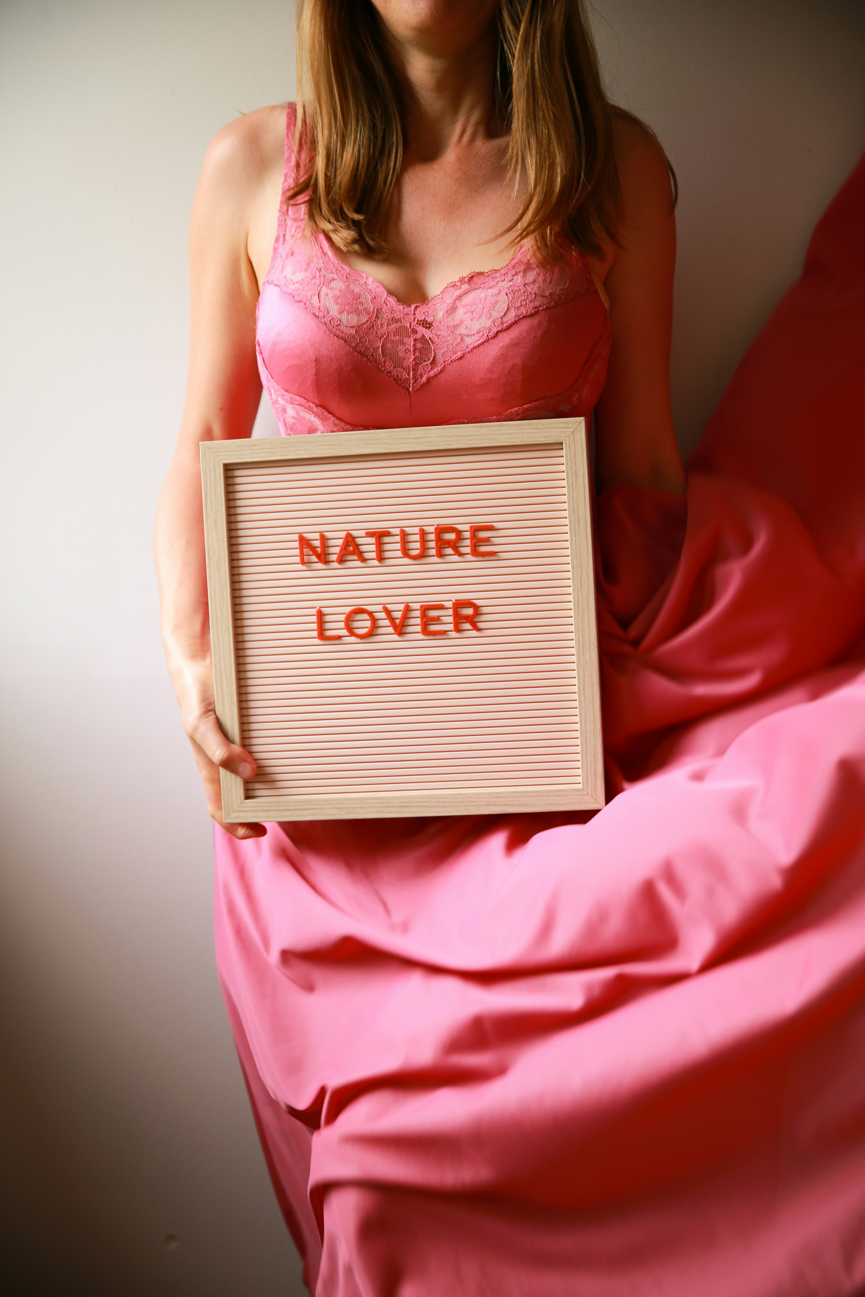 La donna tiene un cartello che dice "amante della natura".