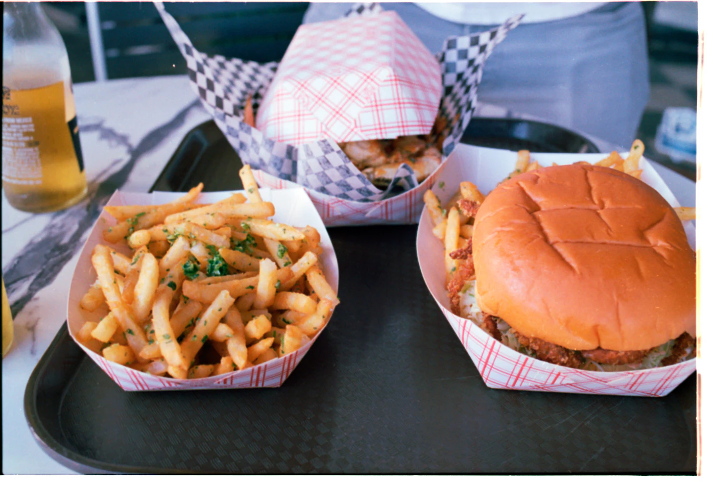 Burgers et frites prêts à être servis sur un plateau dans un fast-food
