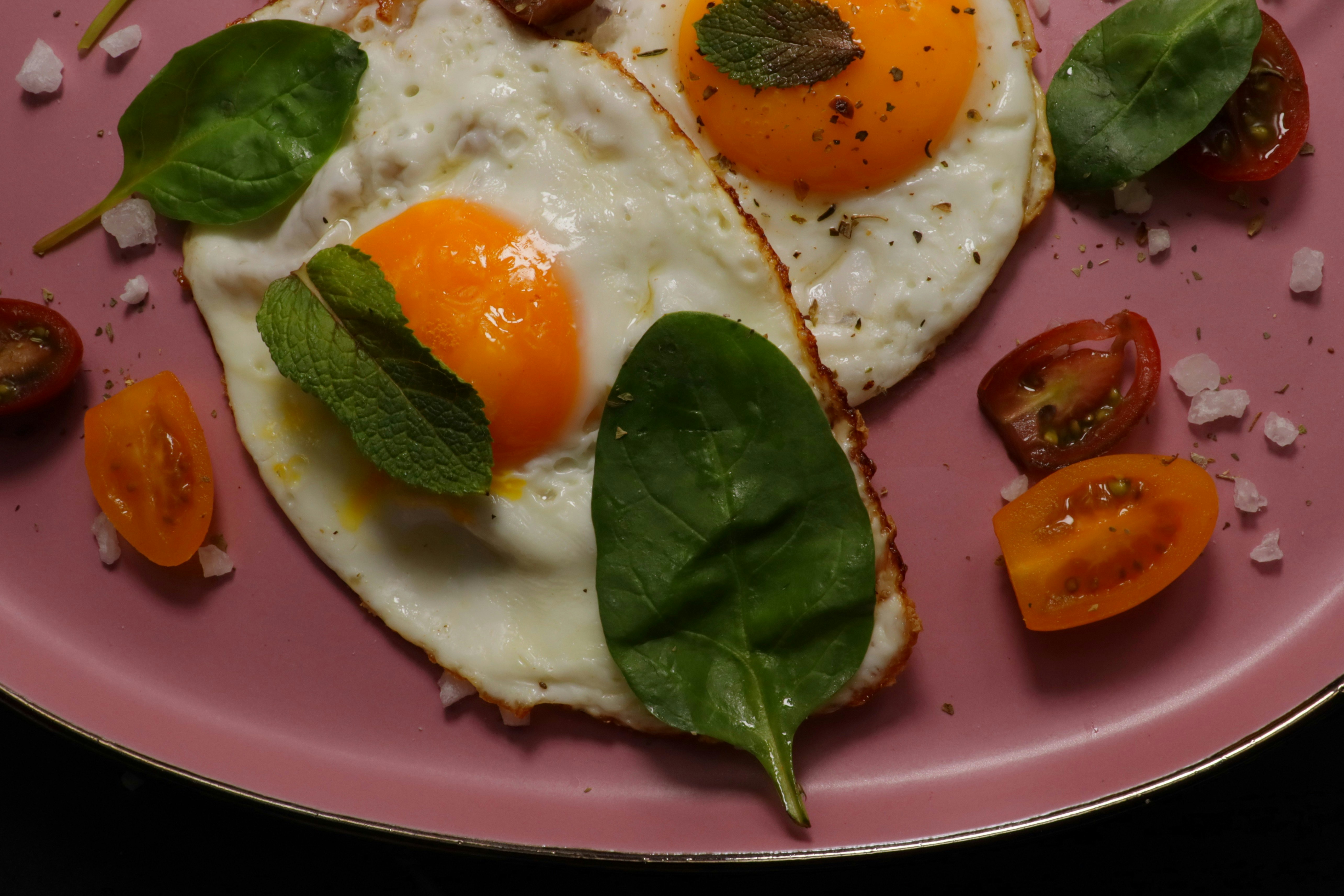 Revuelto de Huevo Entero con Espinacas, Tomates Cherry y Aguacate en Tostada de Centeno