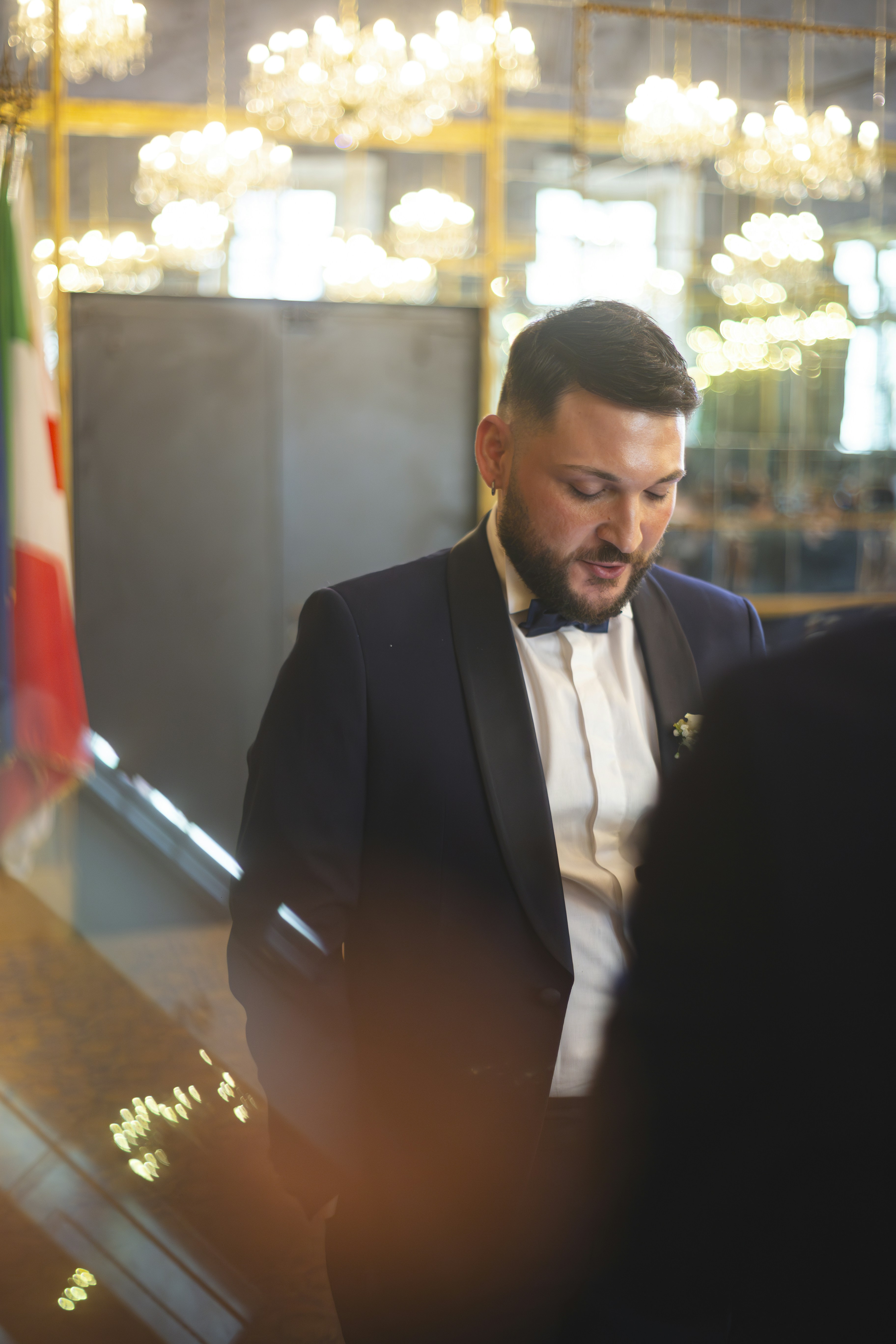 Uno sposo legge qualcosa a un matrimonio.