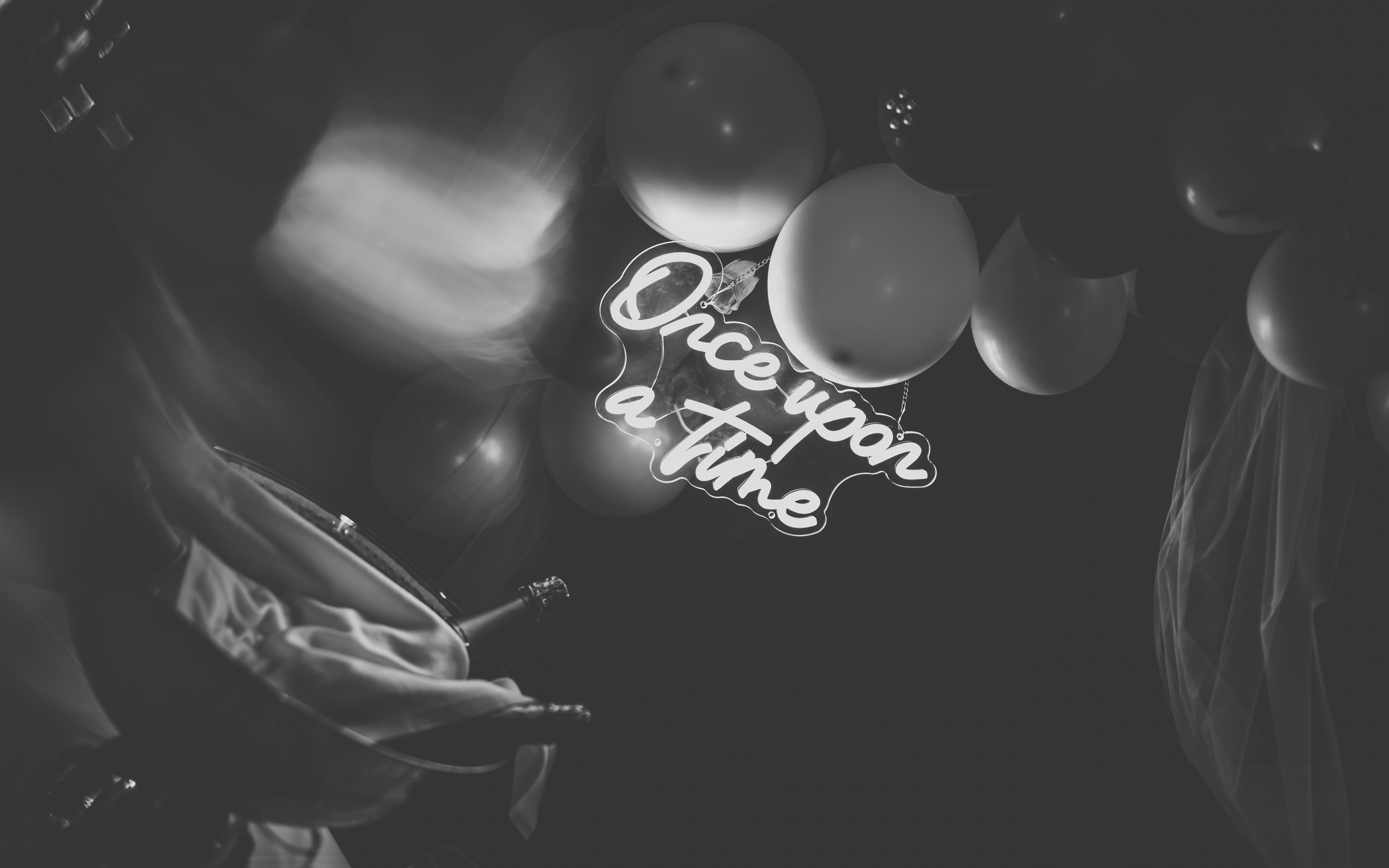 Insegna al neon "c'era una volta" tra i palloncini.