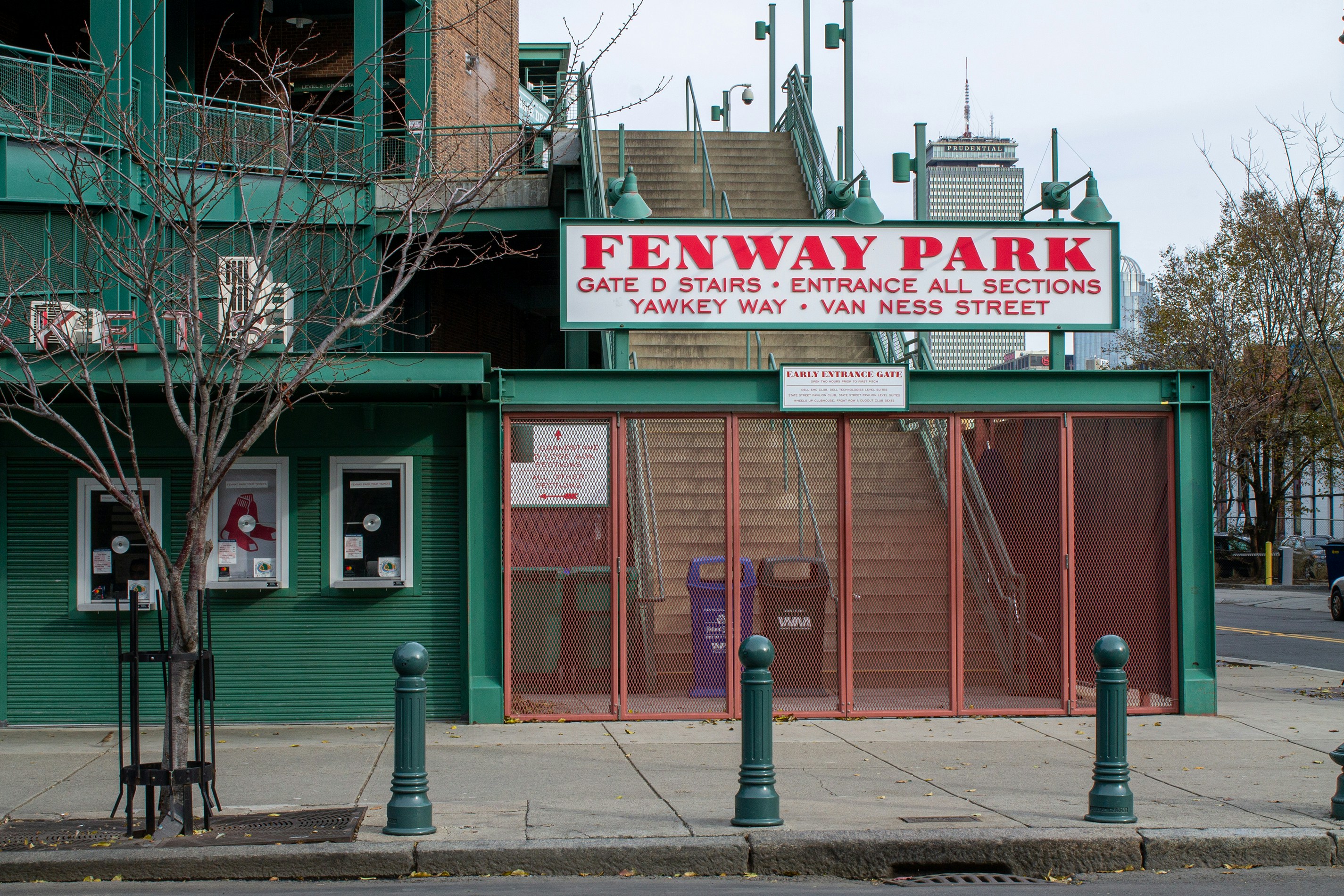 Der Eingang zum Fenway Park ist auf dem Bild zu sehen.