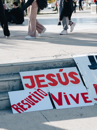 Signs proclaim "jesús vive" and "resucitó vive."