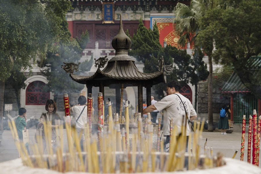 穿白衣的信眾在華人神廟晨間儀式中