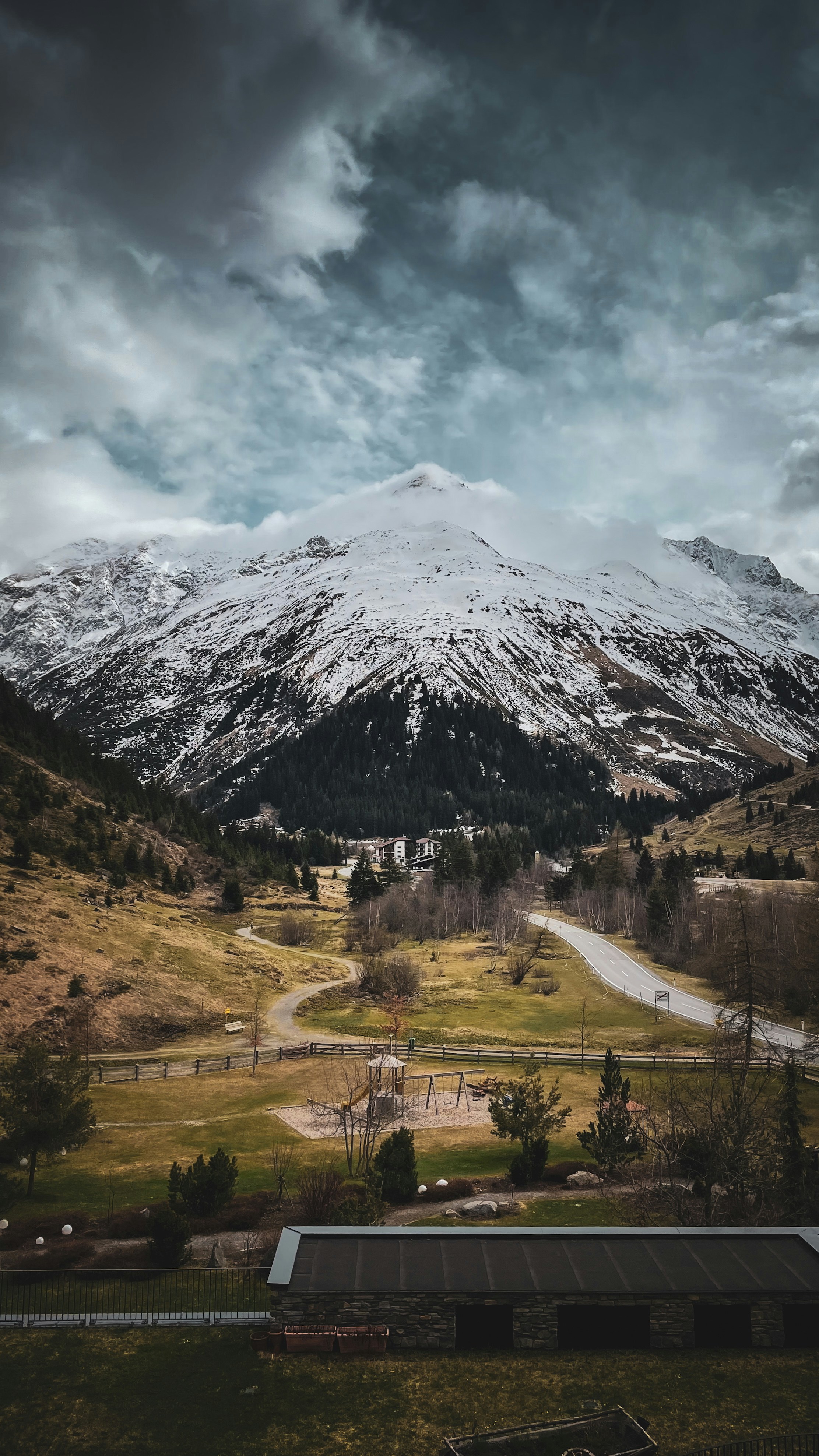 Montanha nevada domina a paisagem sob um céu nublado.