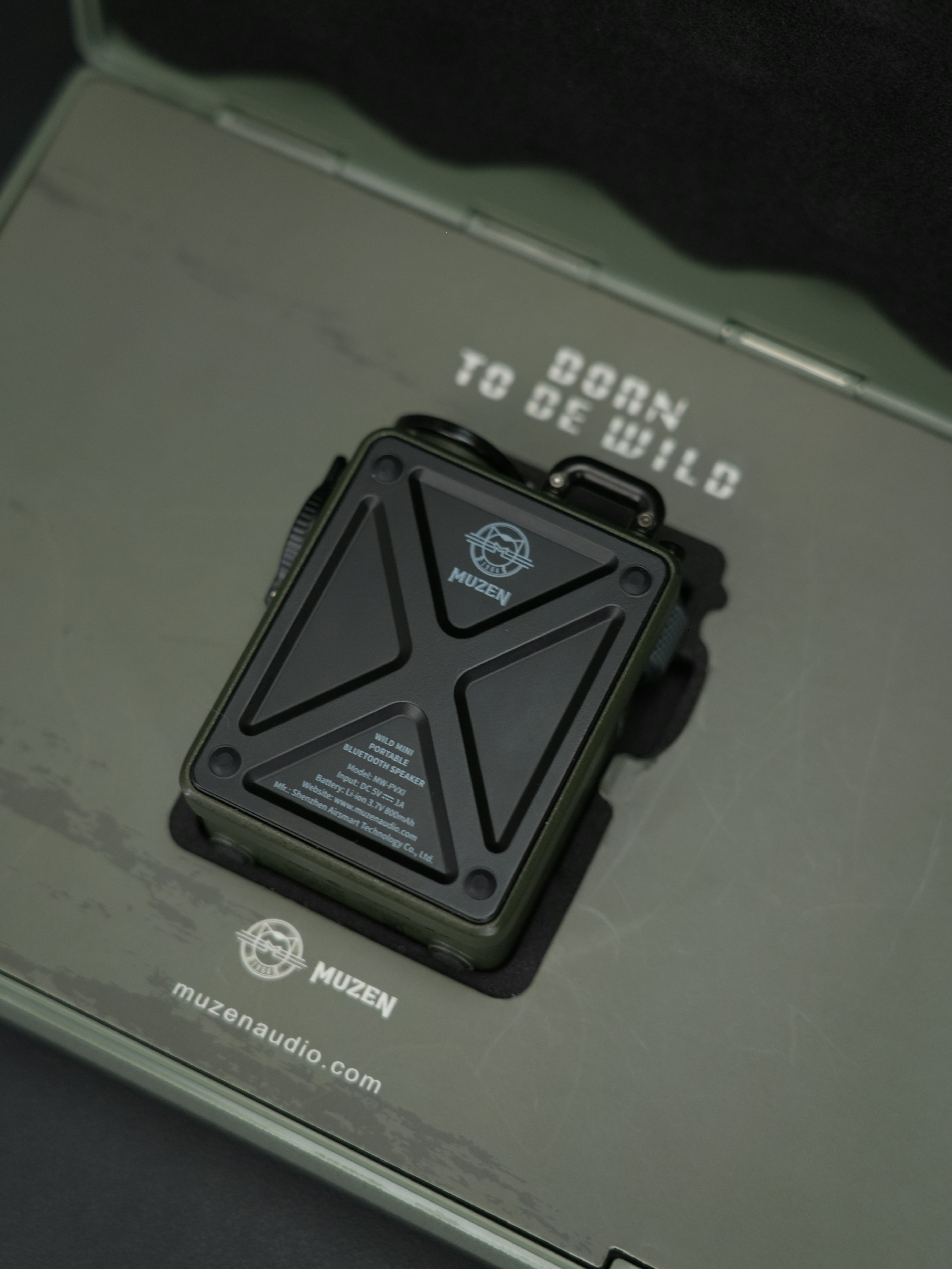 En su caja se muestra un altavoz muzen.