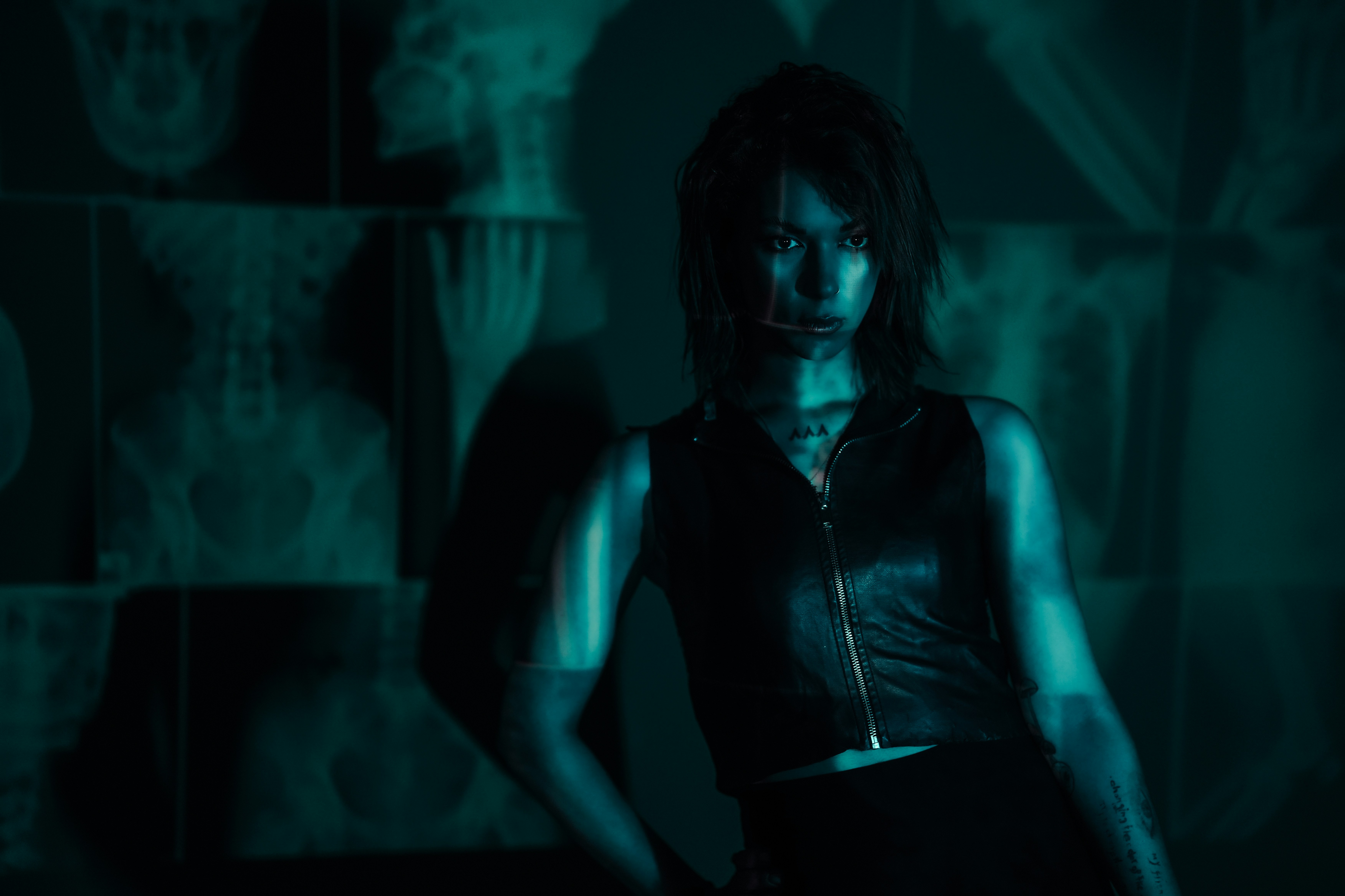 사악한 형체가 엑스레이 앞에서 포즈를 취하고 있습니다. 사진 – Unsplash의 무료 이미지, image size:3000x2000