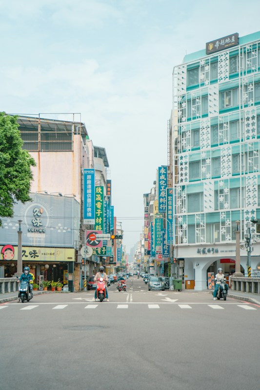 台中街道上成群機車穿越路口