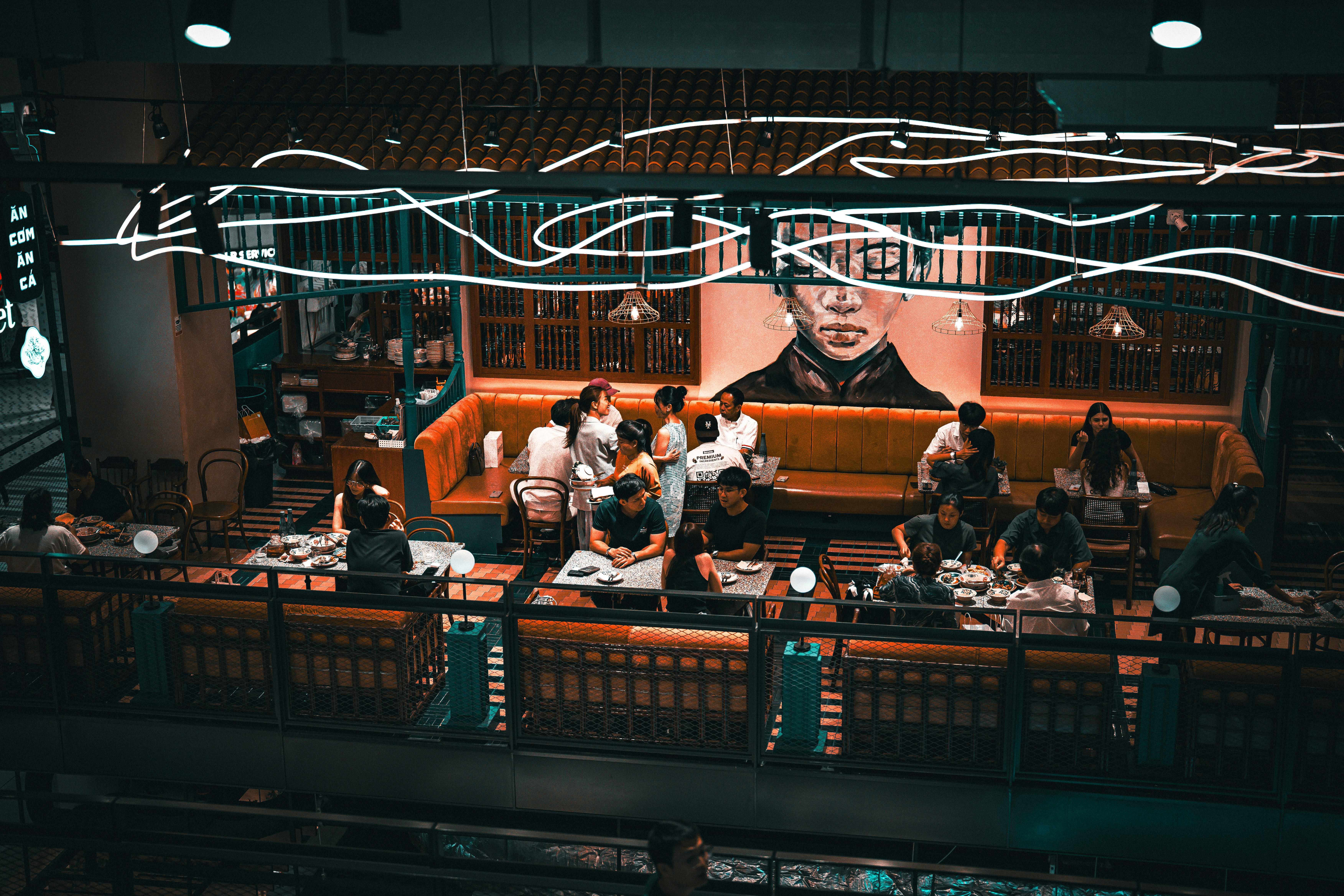 Menschen versammeln sich in einem Restaurant mit Neonlichtern.