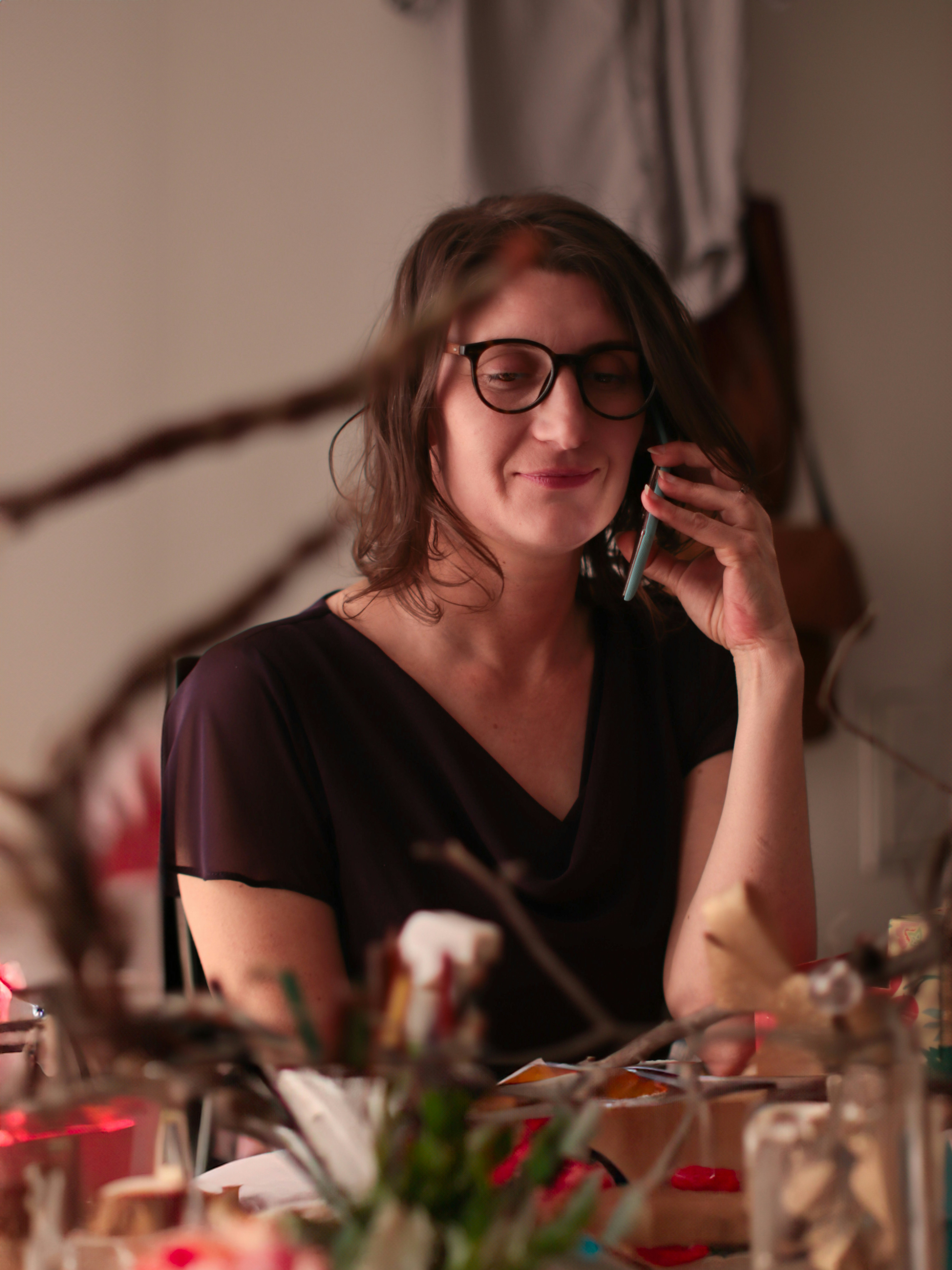 Uma mulher está sorrindo enquanto fala ao telefone.