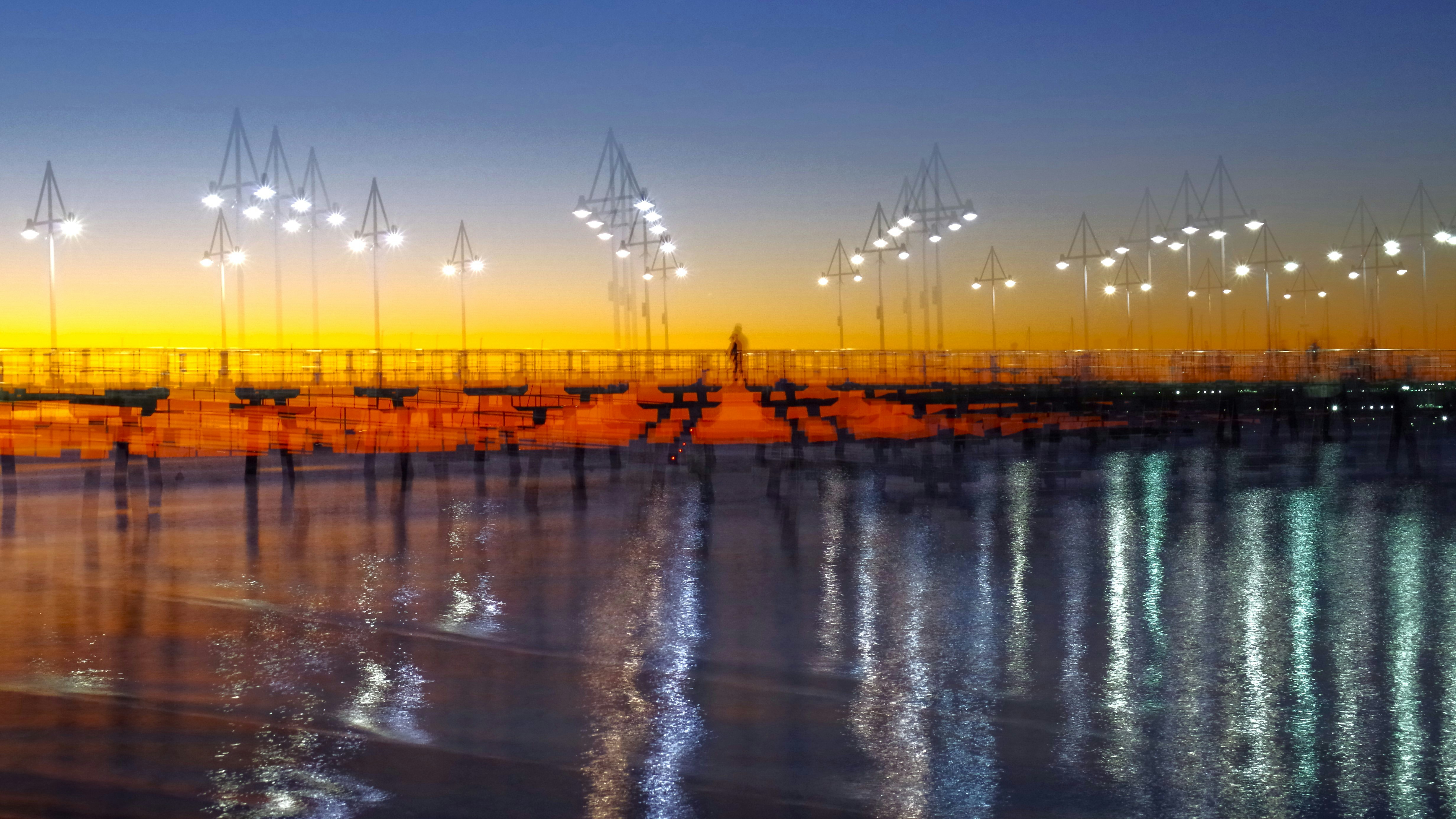 Elegante Boote am Steg bei Sonnenuntergang
