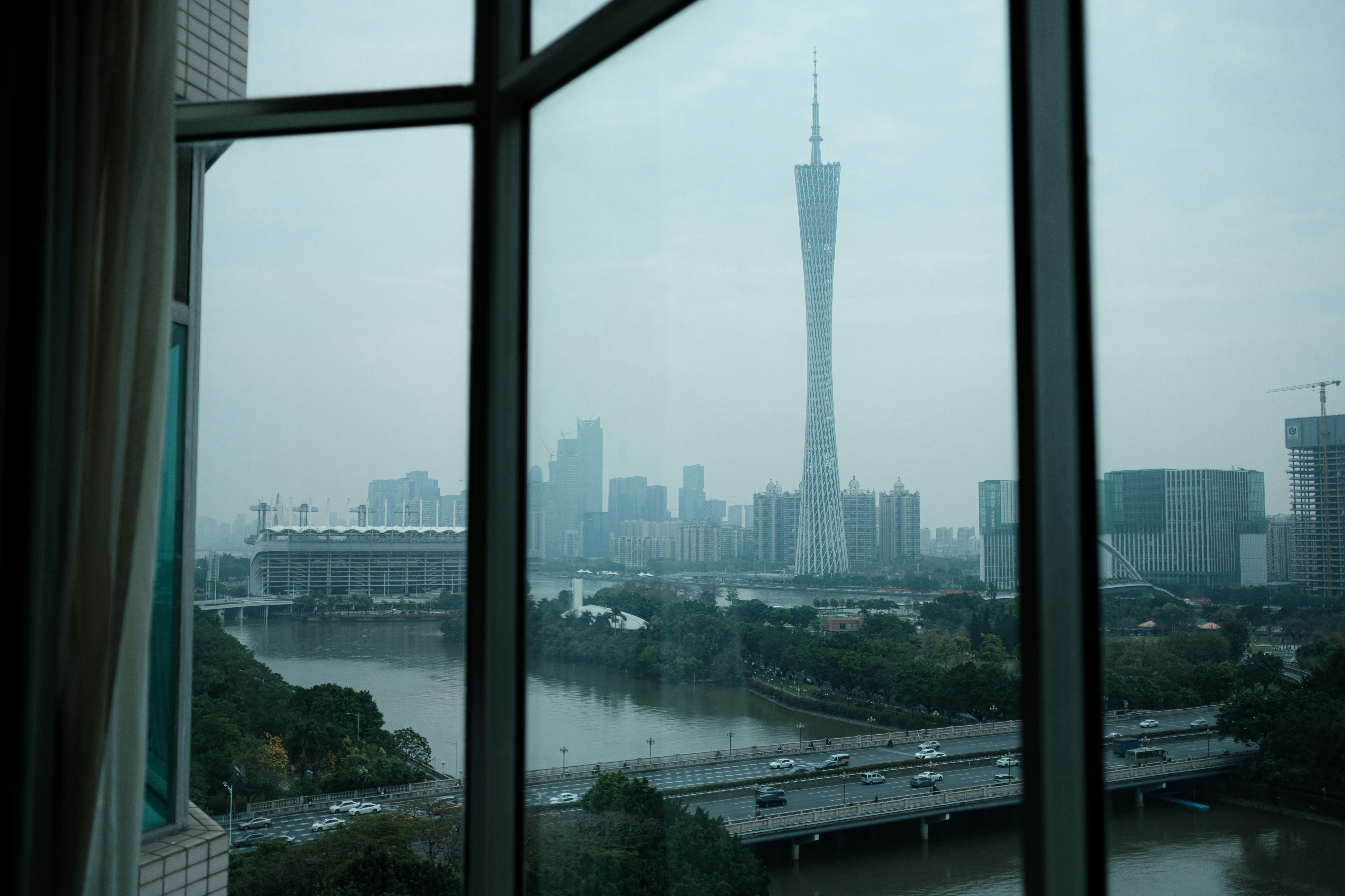 Vista del horizonte de una ciudad a través de una ventana.