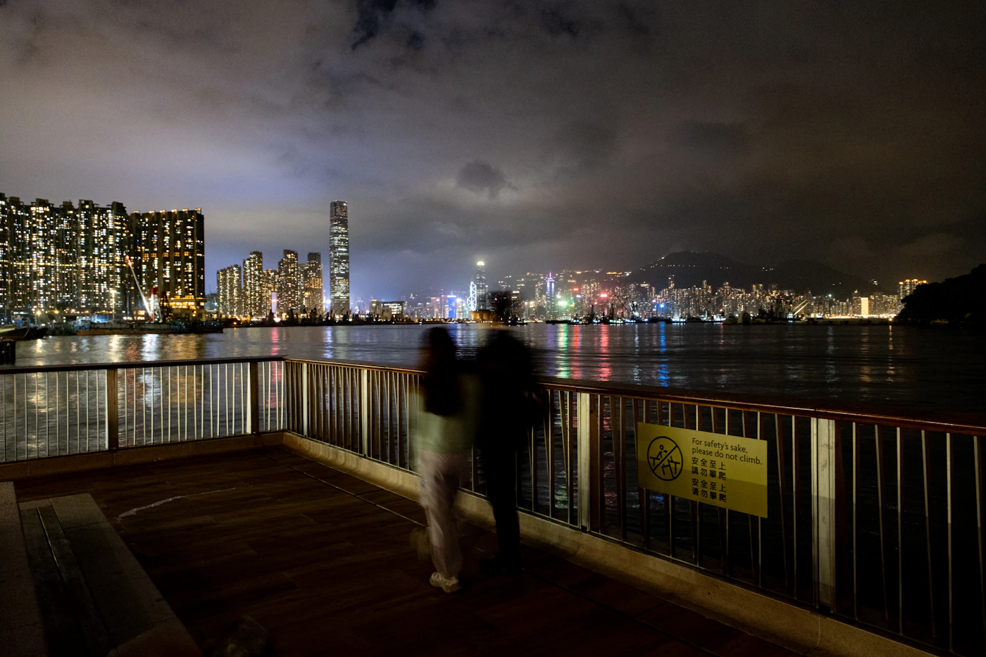 都会の夜景を背景にしたカップル