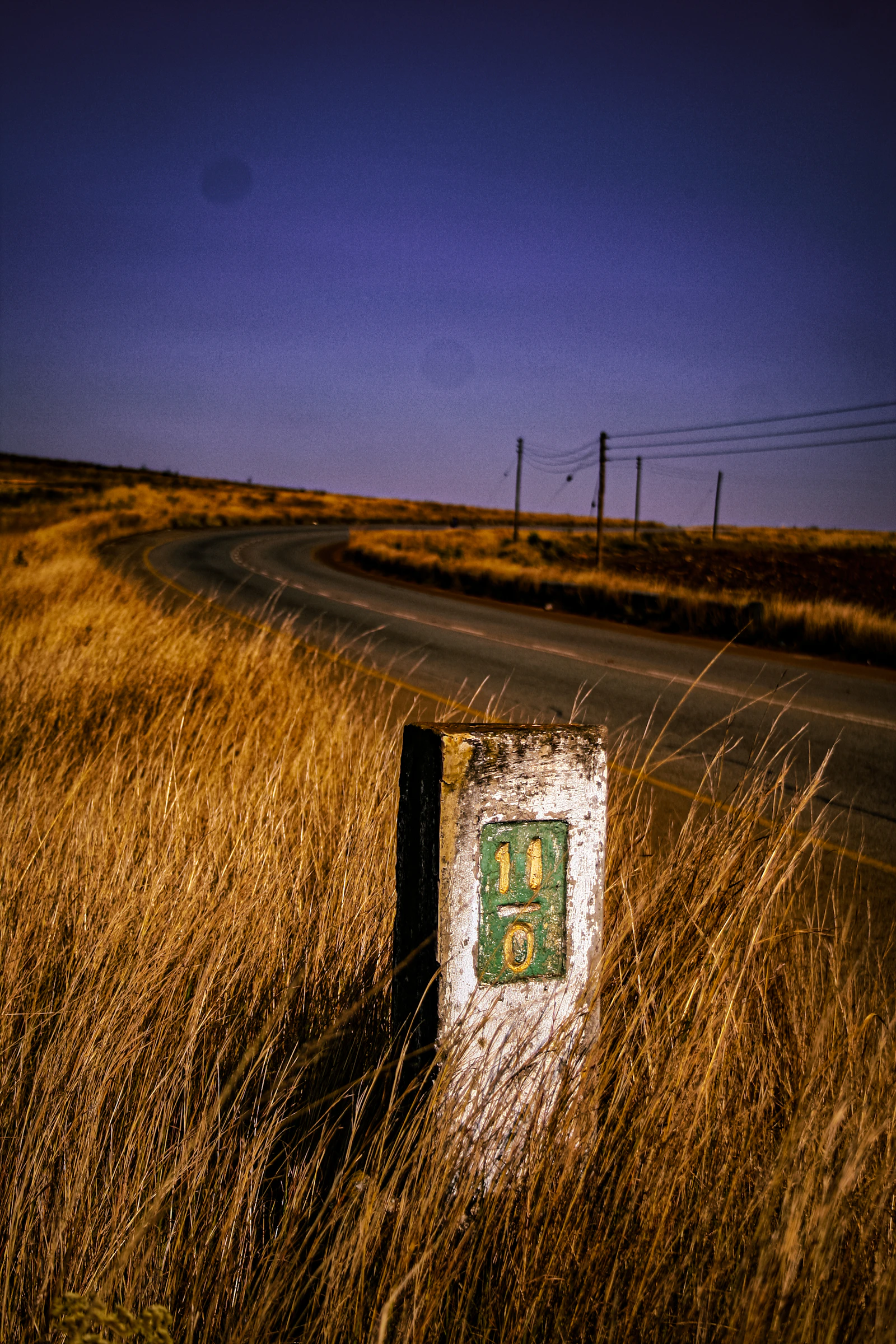 Meilenstein an einer geschwungenen Straße als Symbol für die Phasen des Rauchstopps