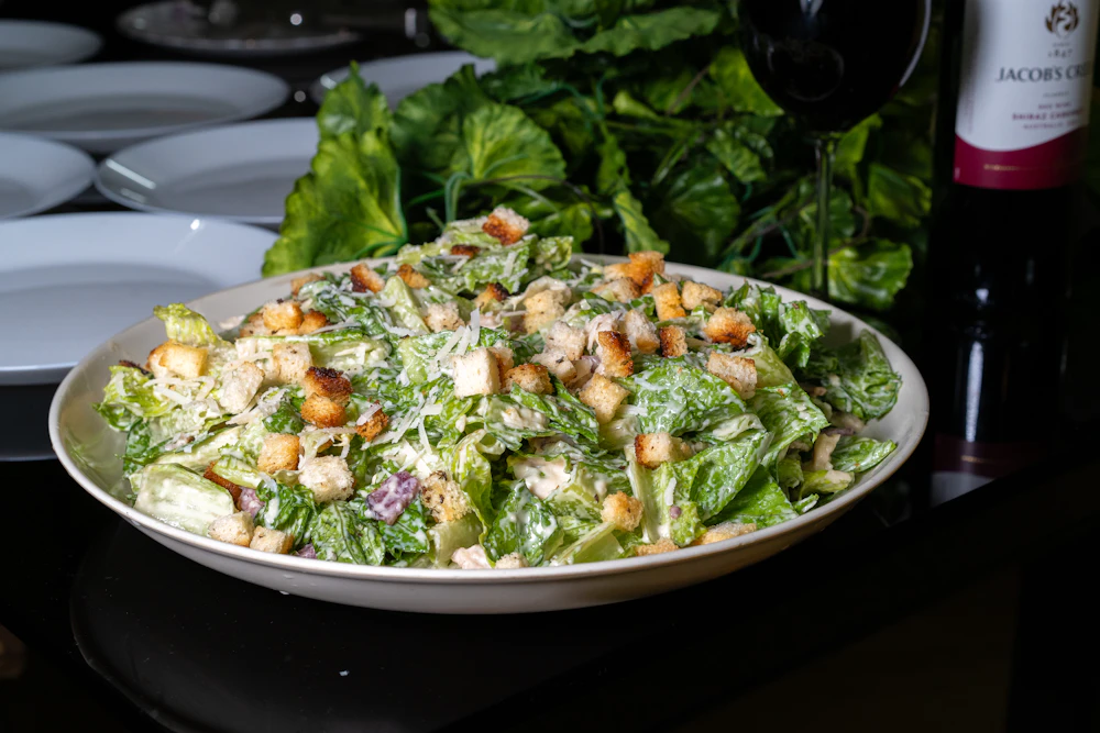 Salade César, tomates cerises et parmesan