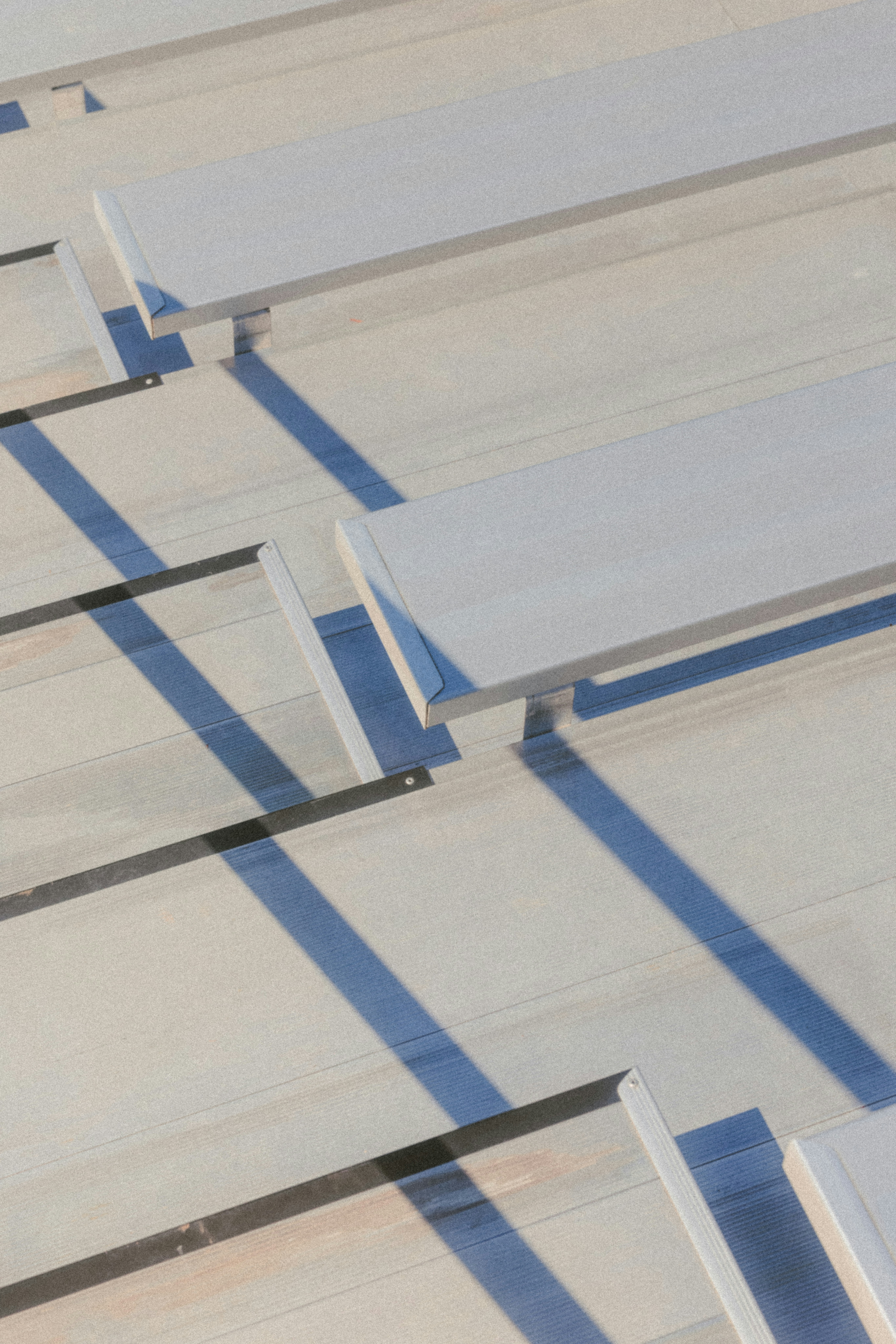 Le linee proiettano ombre su una superficie metallica.