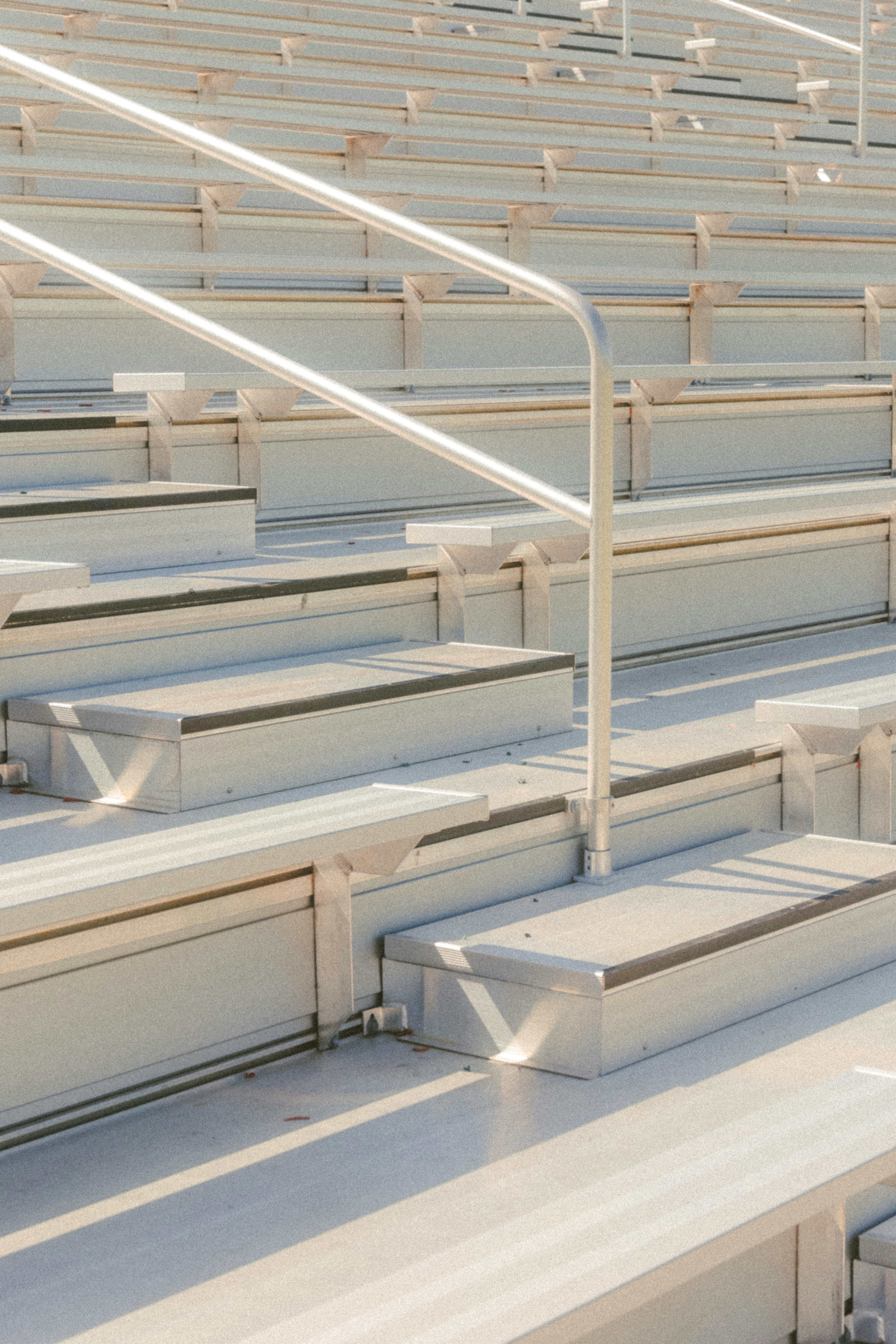 Le gradinate vuote dello stadio aspettano la folla.