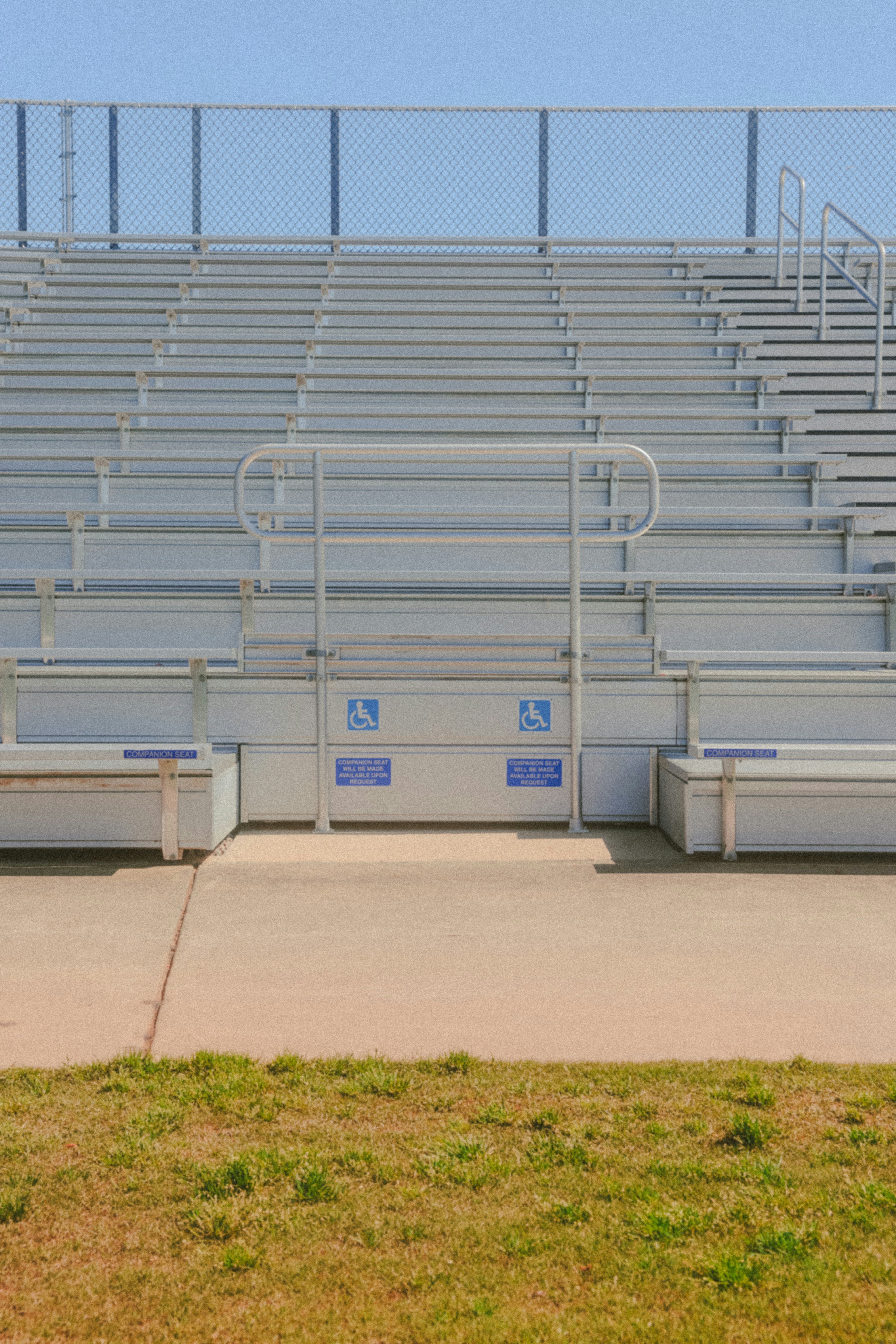 I posti a sedere vuoti dello stadio sono alti e luminosi.