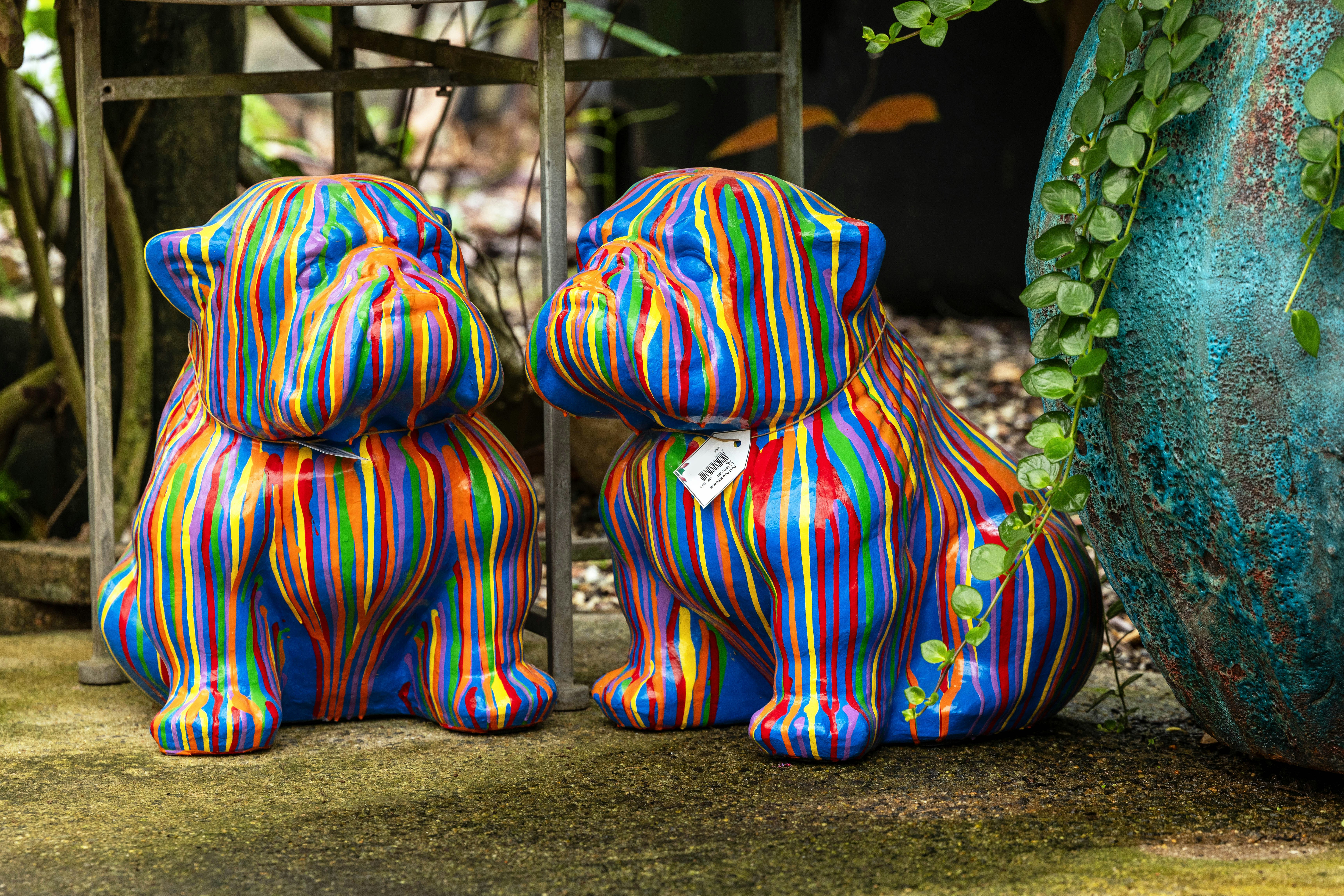 Bunte Bulldoggen-Statuen werden im Freien ausgestellt.