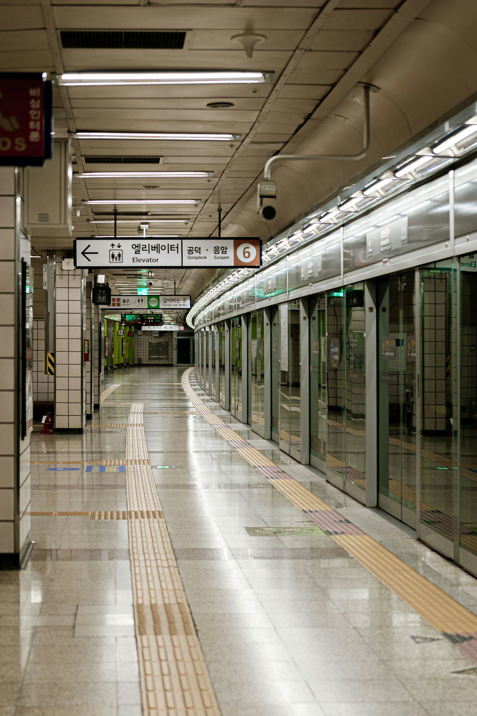 Seoul subway platform