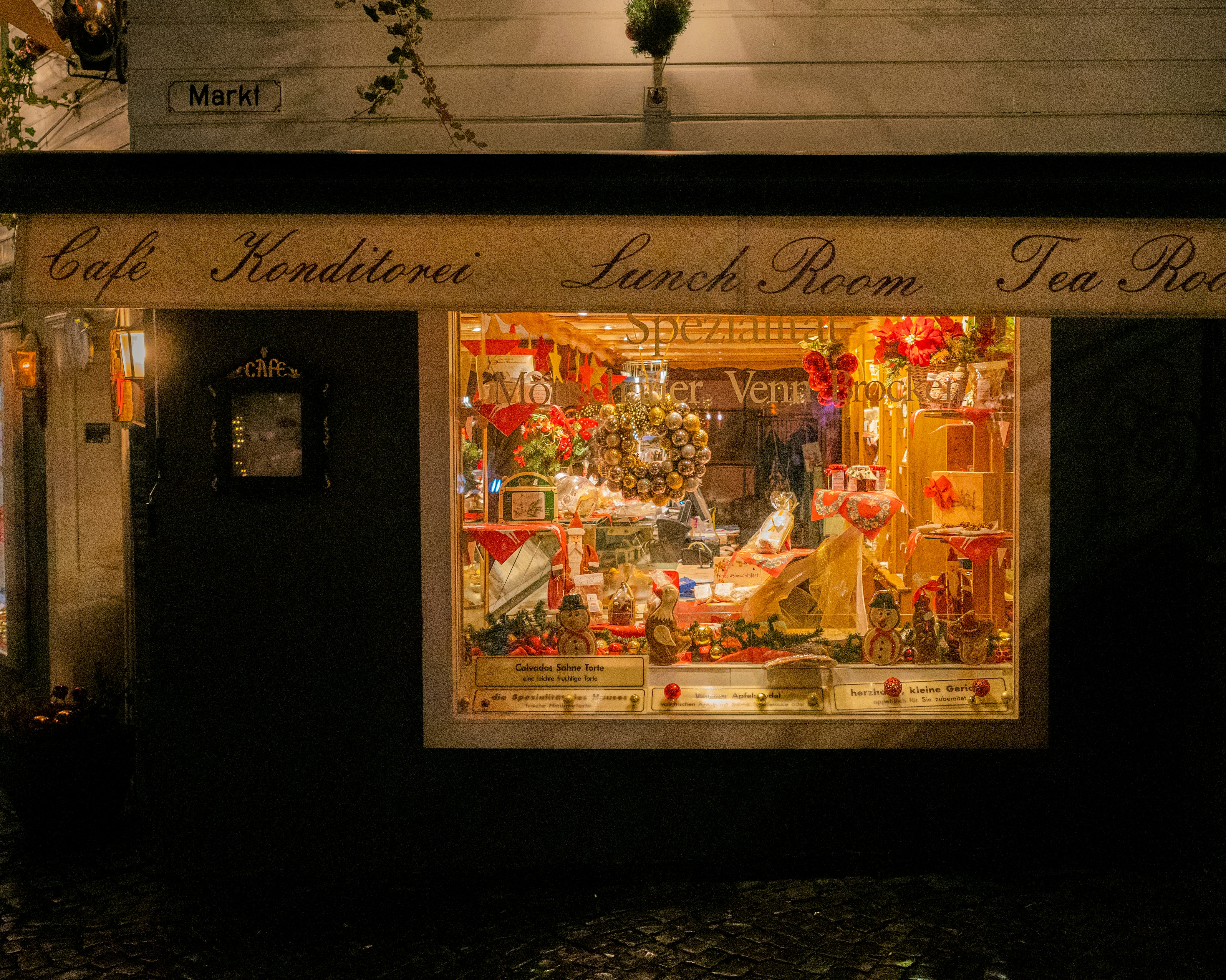 Se ilumina una acogedora cafetería con decoraciones coloridas.