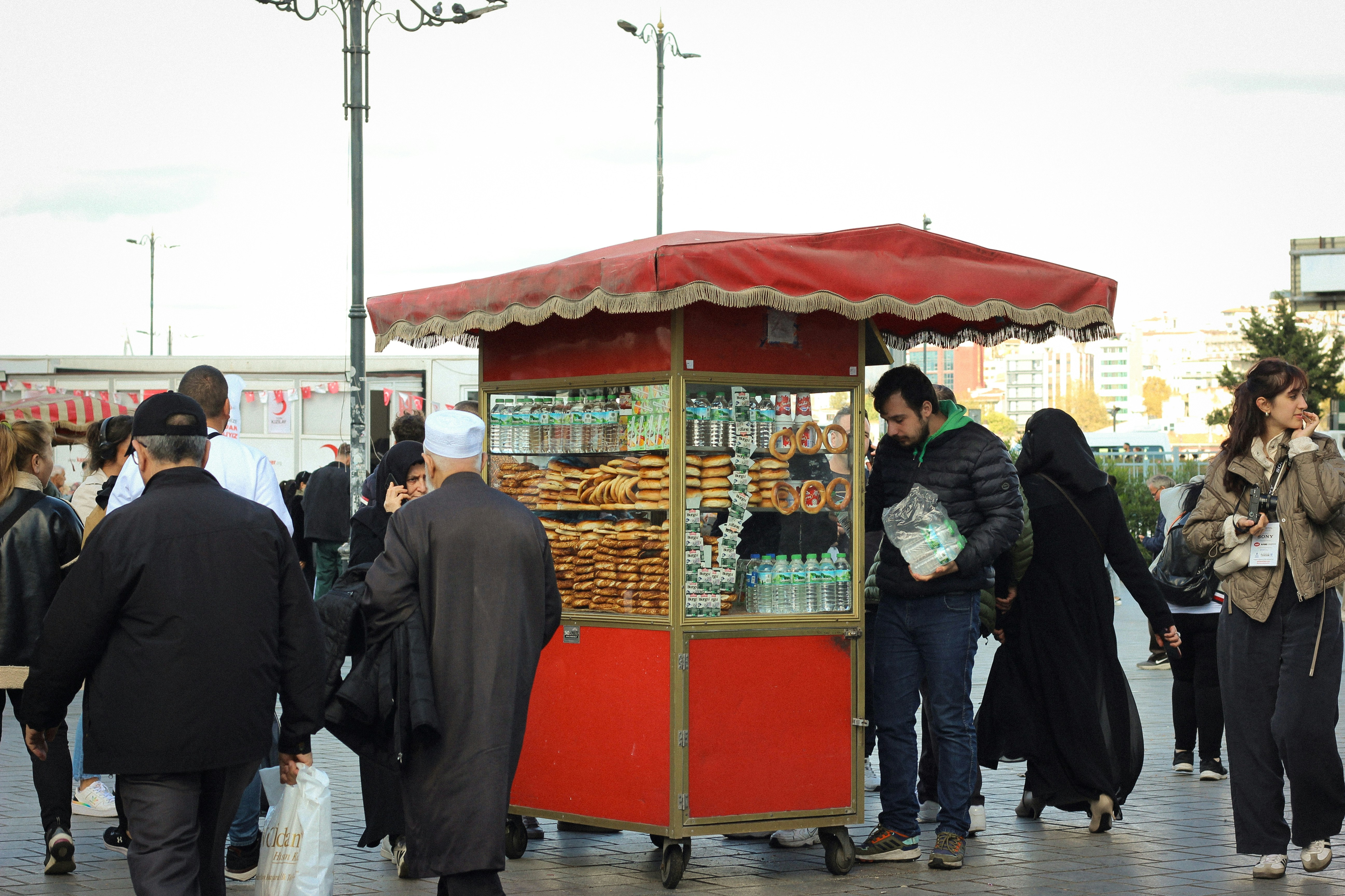 Les gens se rassemblent autour d’un chariot de nourriture de rue.