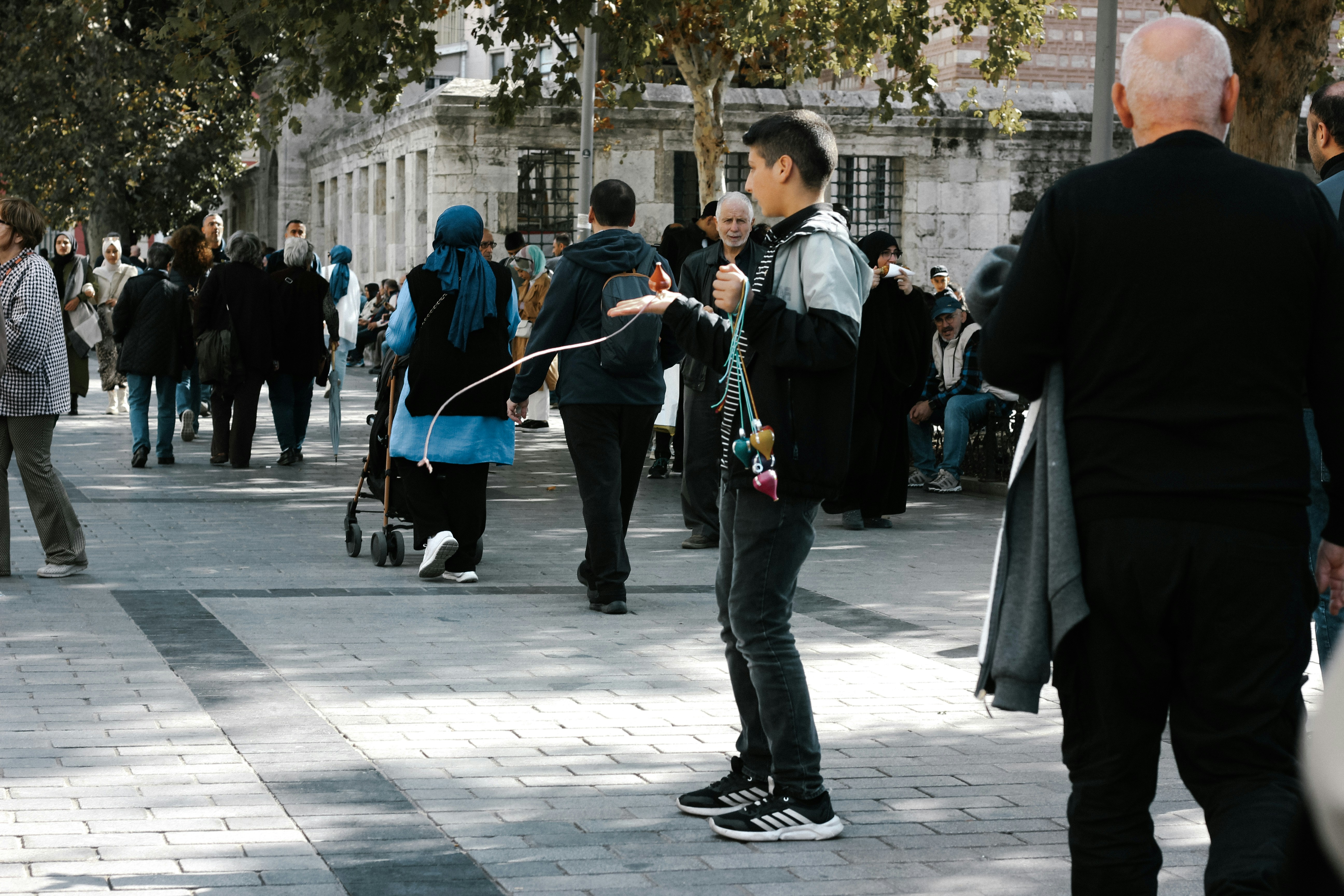 Un jeune homme s’entraîne au saut à la corde en plein air.